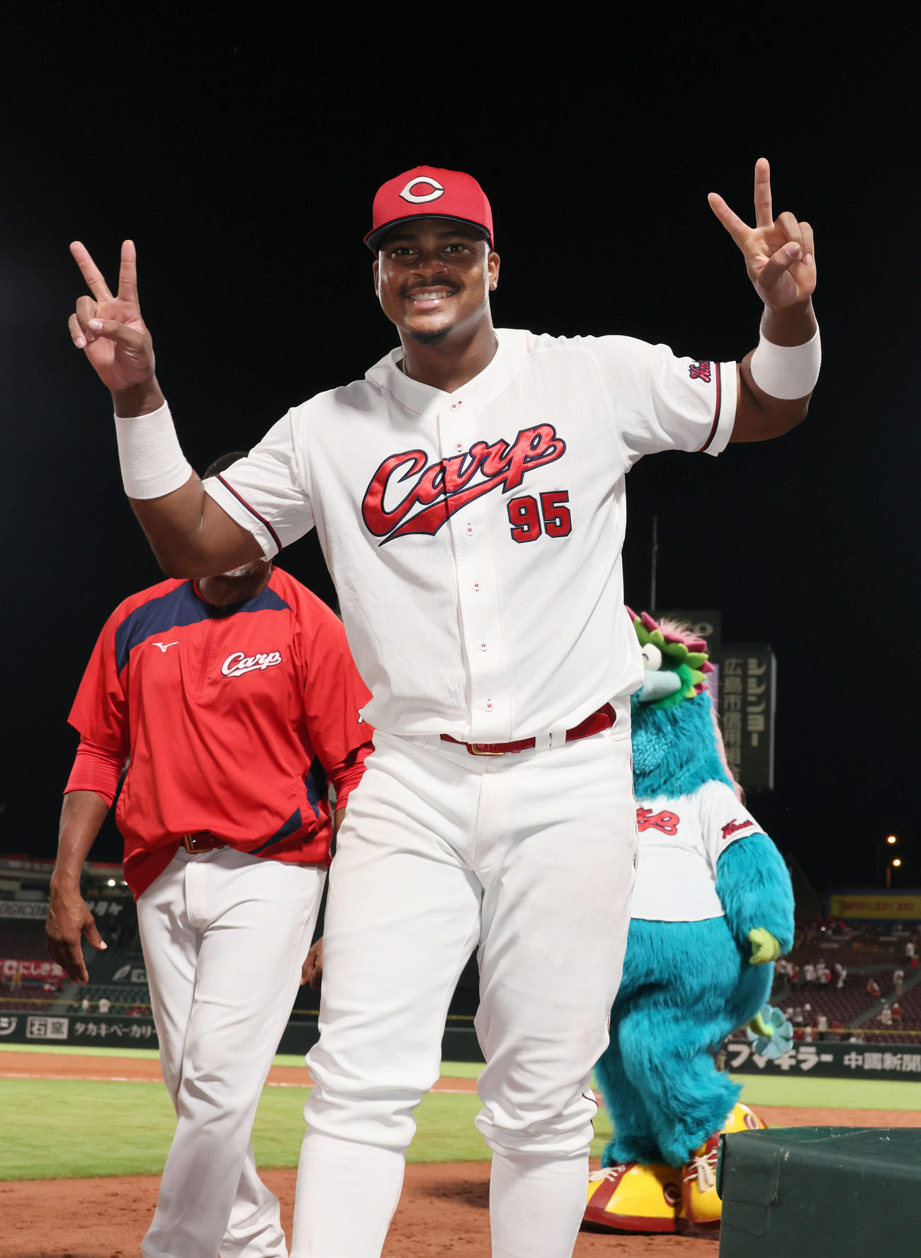 広島対阪神　勝利を喜ぶモンテロ（撮影・加藤孝規）