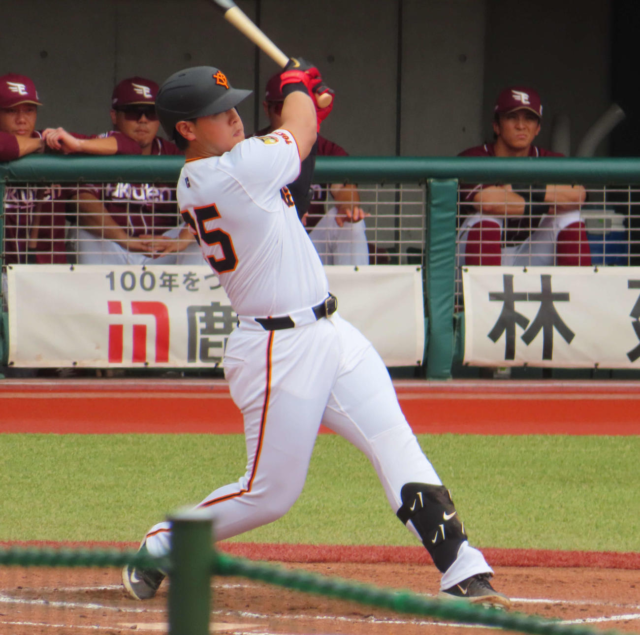 第1打席に左中間を破る二塁打を放つ巨人岡本（撮影・水谷京裕）