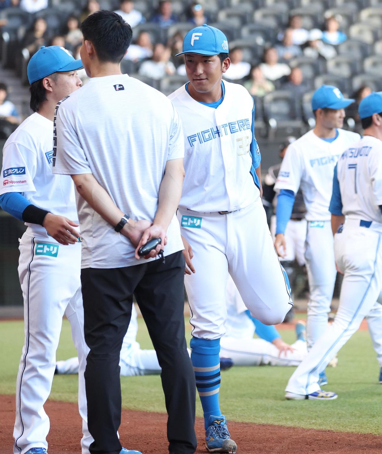 日本ハム対ロッテ　1軍に合流した有薗（撮影・黒川智章）