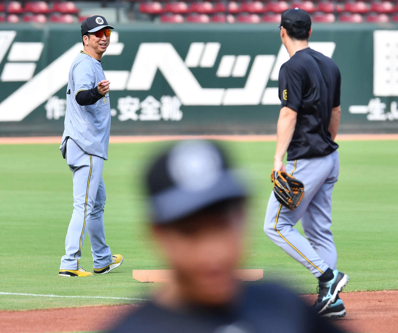 広島対阪神　試合前、佐藤輝（右）と話す阪神藤川監督（撮影・岩下翔太）