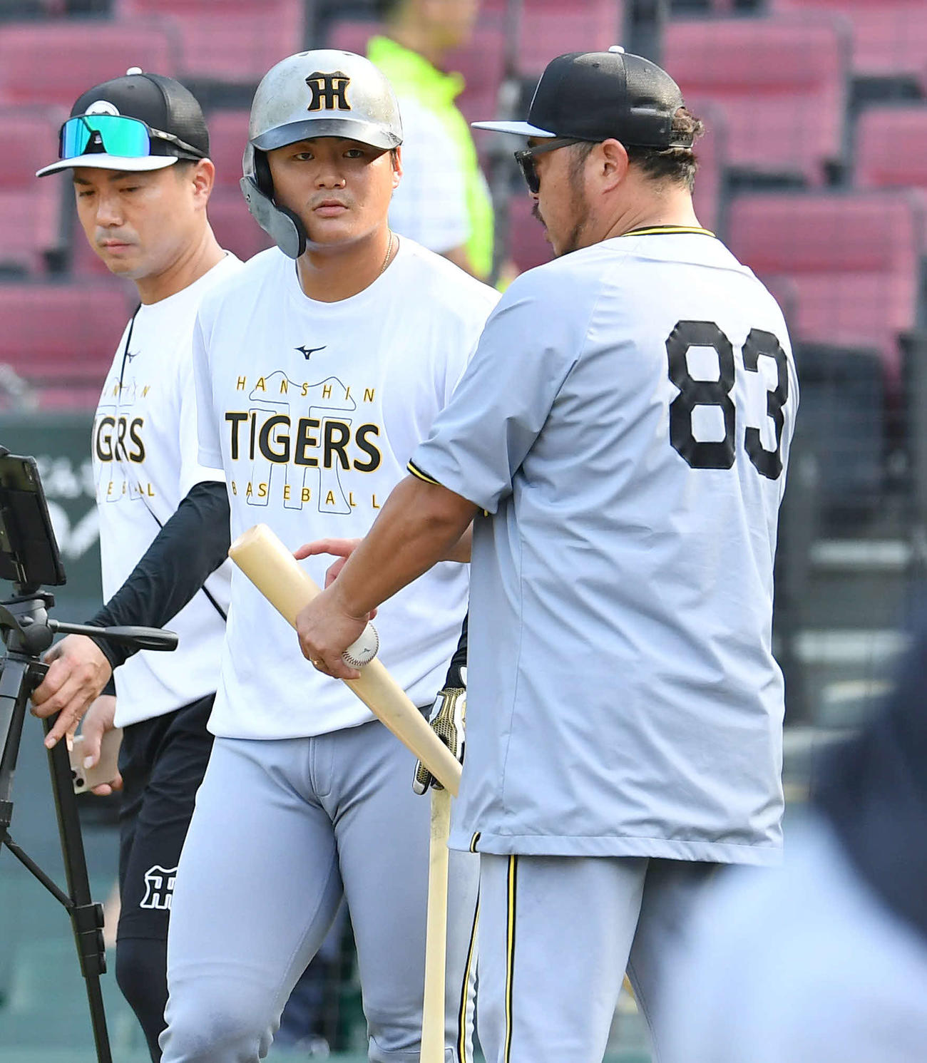広島対阪神　試合前、小谷野コーチ（右）とバットの話をする阪神前川（撮影・岩下翔太）