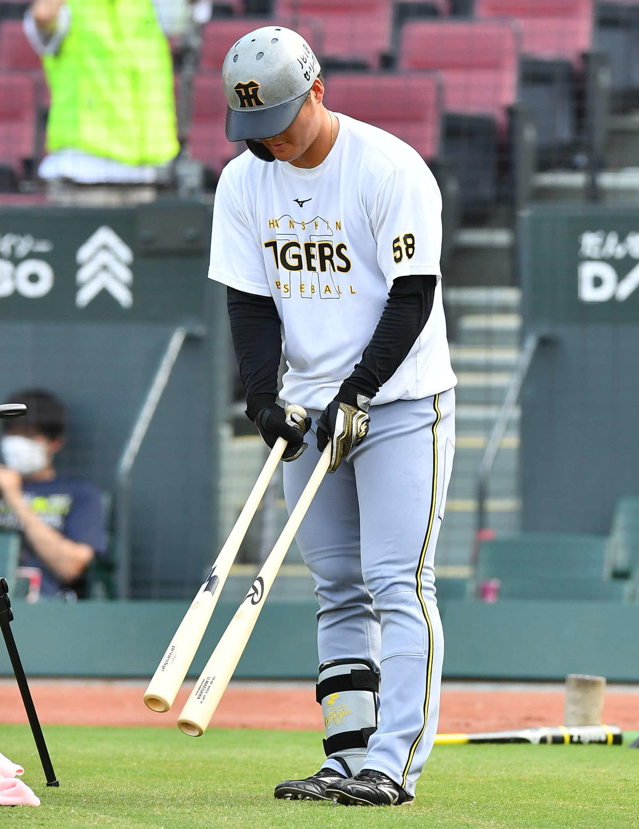 広島対阪神　試合前、2本のバットを比べる阪神前川（撮影・岩下翔太）