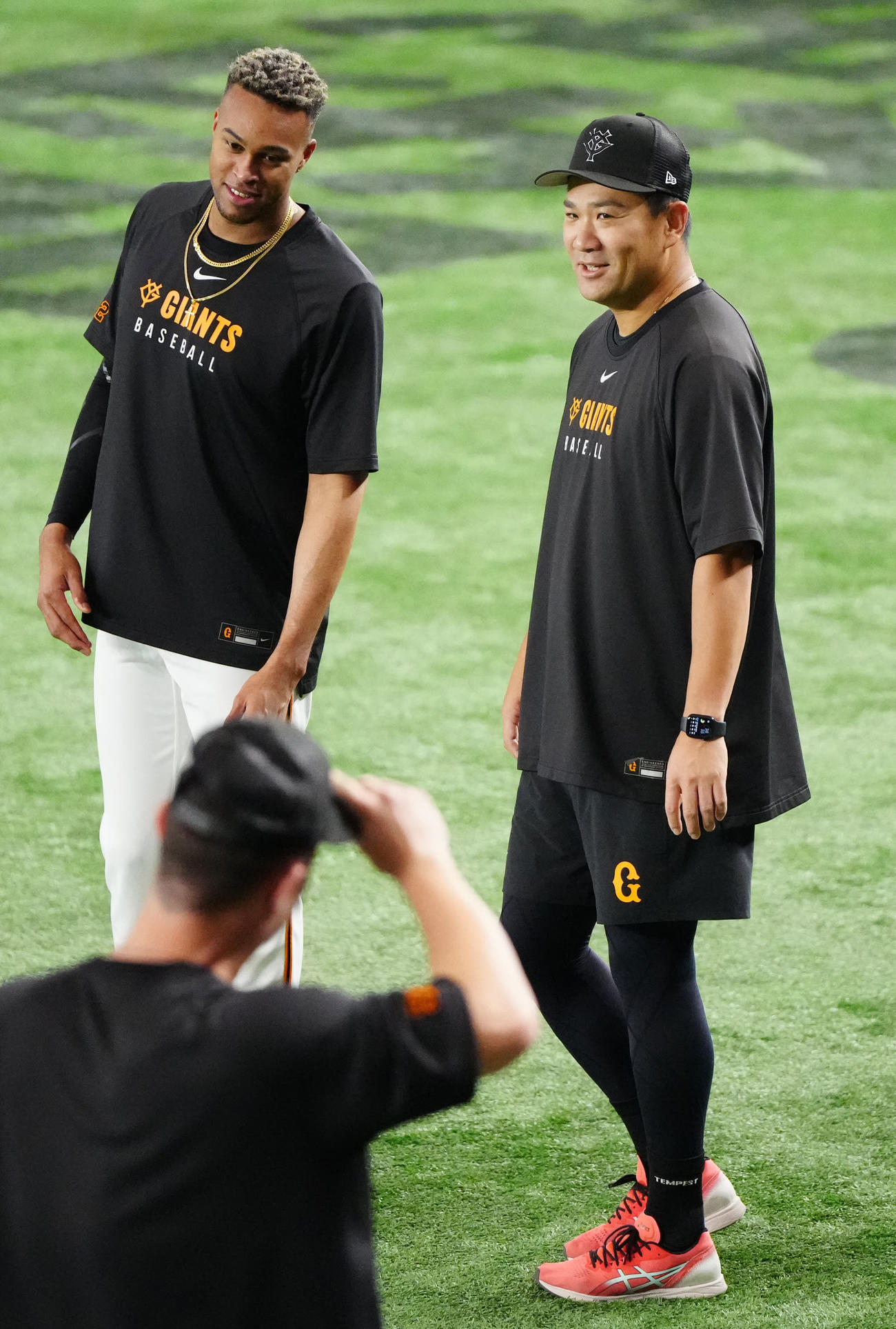 巨人対中日　試合前練習中、言葉を交わす巨人田中将（右）とマルティネス（撮影・江口和貴）