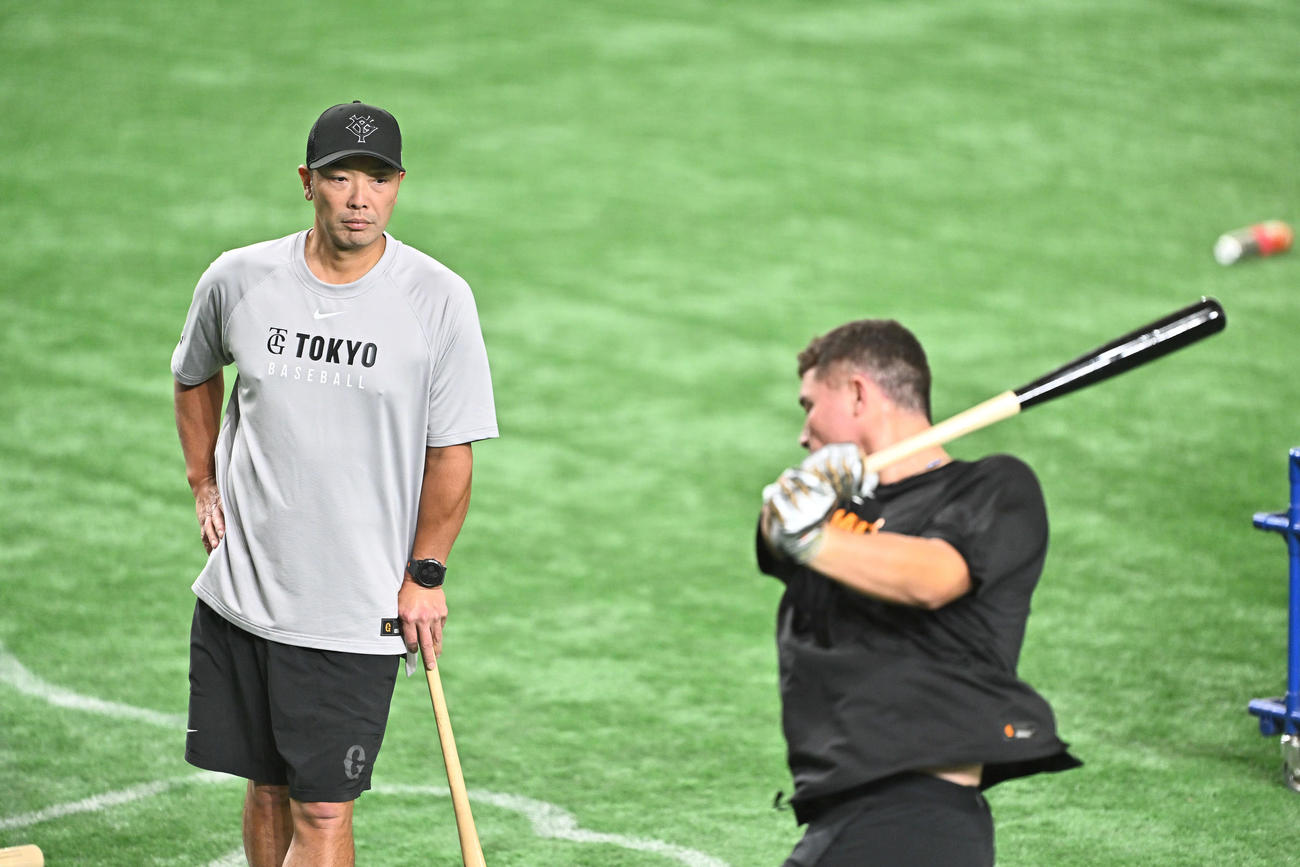 巨人対中日　試合前練習で巨人リチャード（右）を指導する阿部監督（撮影・滝沢徹郎）