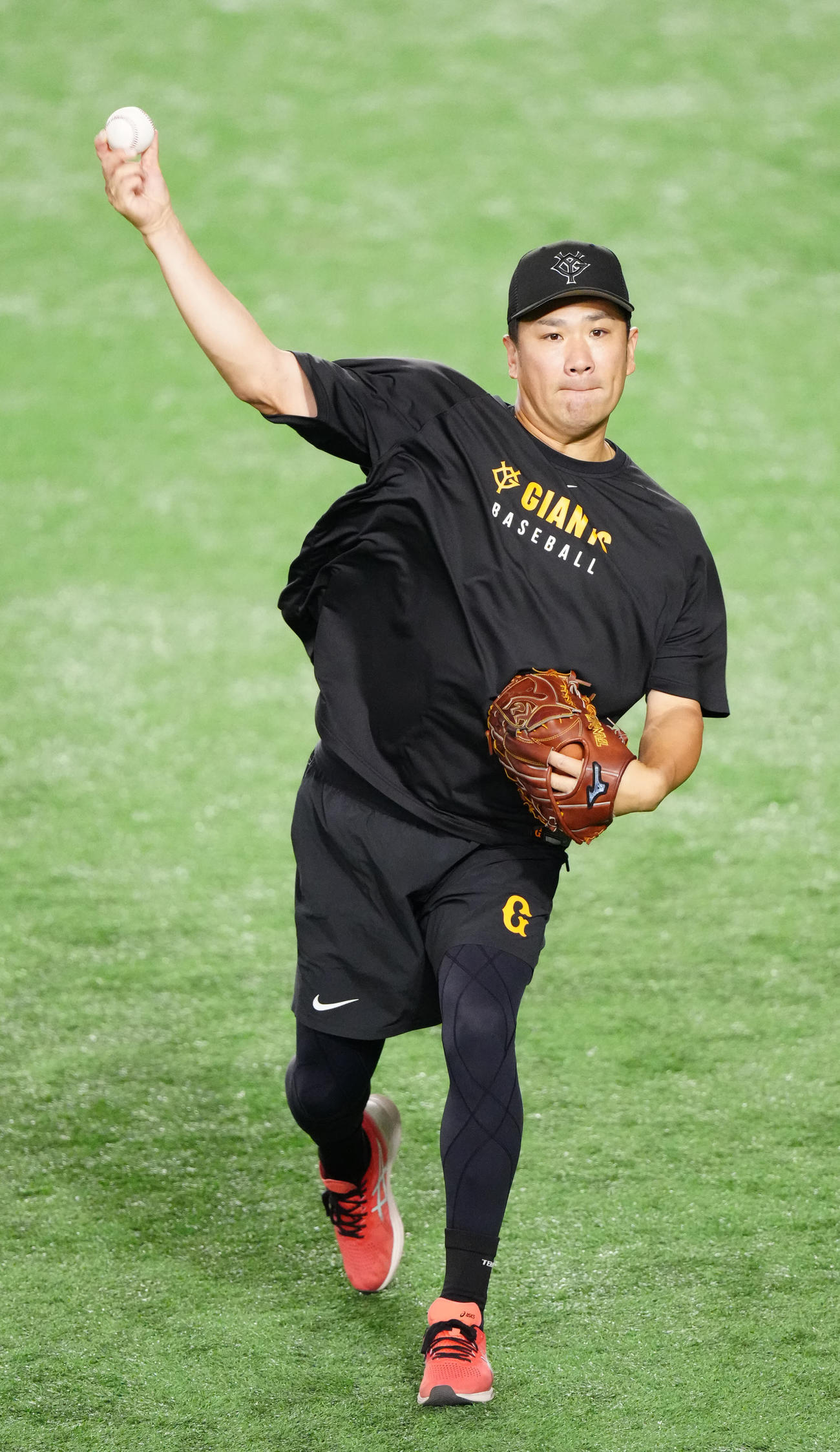 巨人対中日　試合前、投球練習する巨人田中将（撮影・江口和貴）