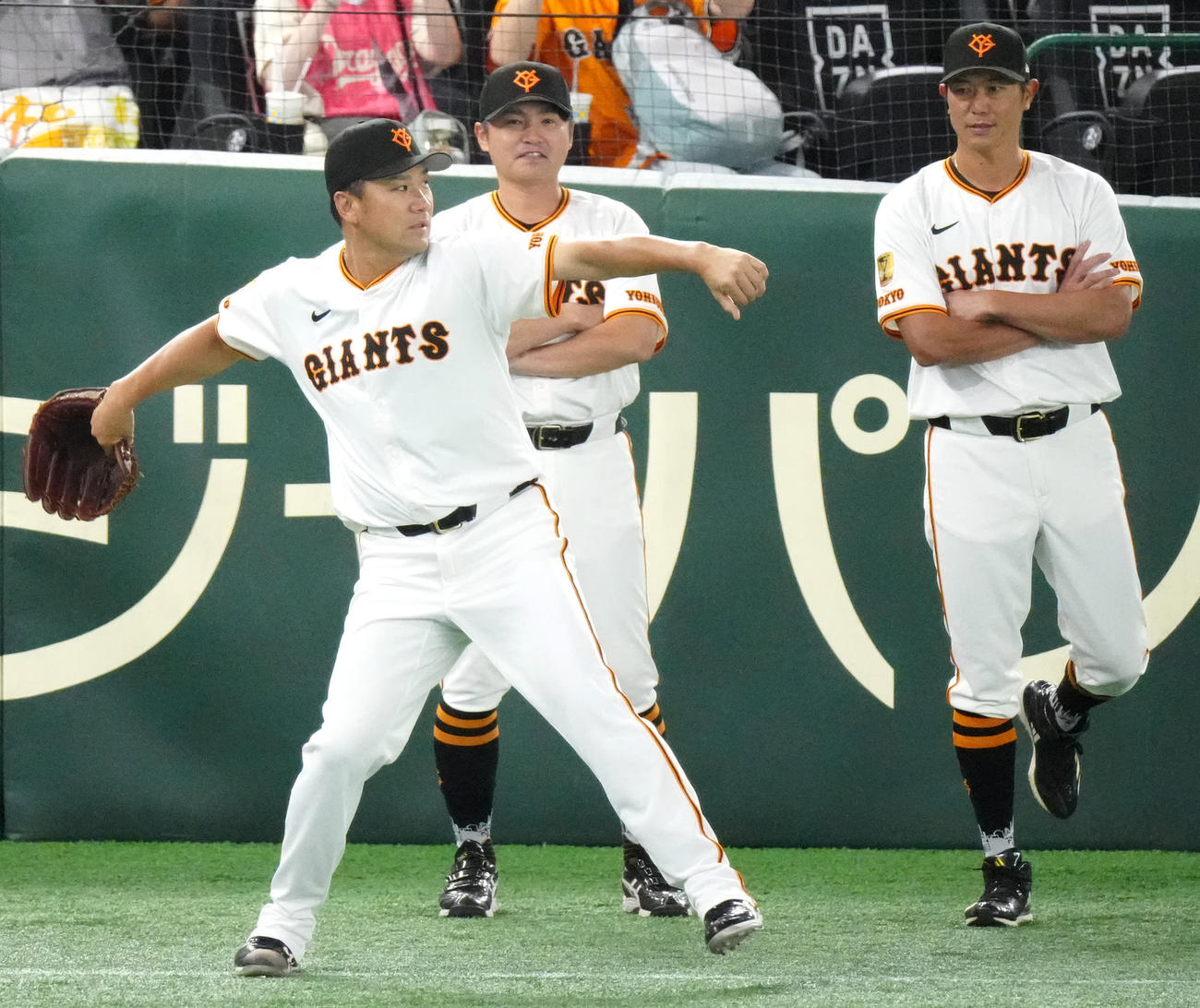 巨人対中日　試合前、巨人杉内投手チーフコーチ（後方左）、内海投手コーチ（同右）が見つめる中、調整する田中将（撮影・江口和貴）