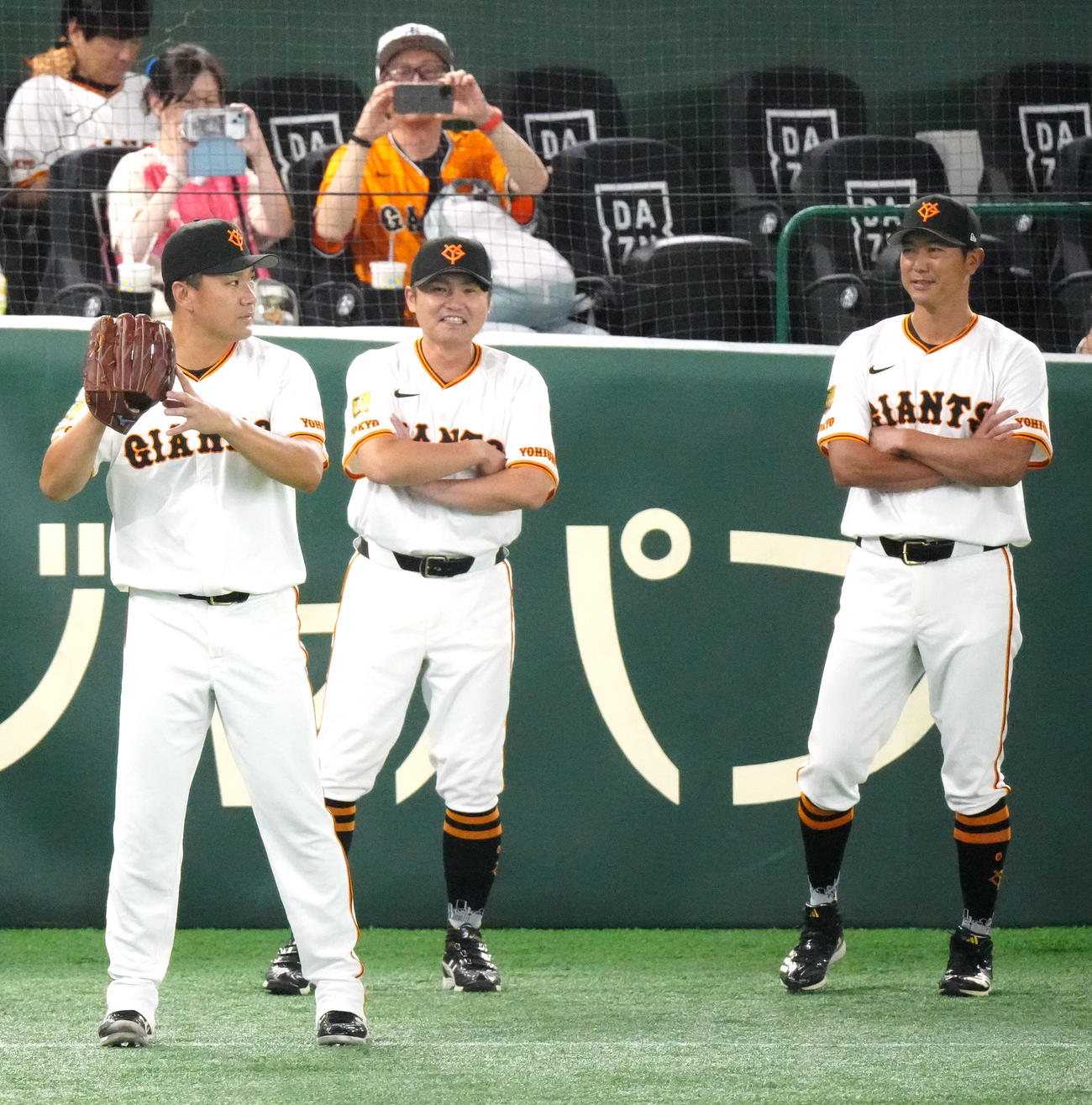 巨人対中日　試合前、巨人杉内投手チーフコーチ（後方左）、内海投手コーチ（同右）が見つめる中、調整する田中将（撮影・江口和貴）
