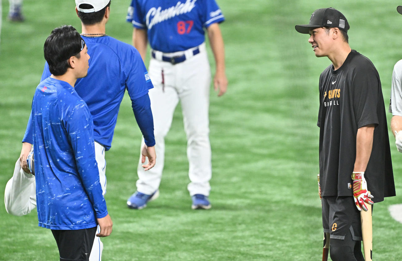 巨人対中日　試合前練習で談笑する中日大野（左）と巨人坂本（撮影・滝沢徹郎）