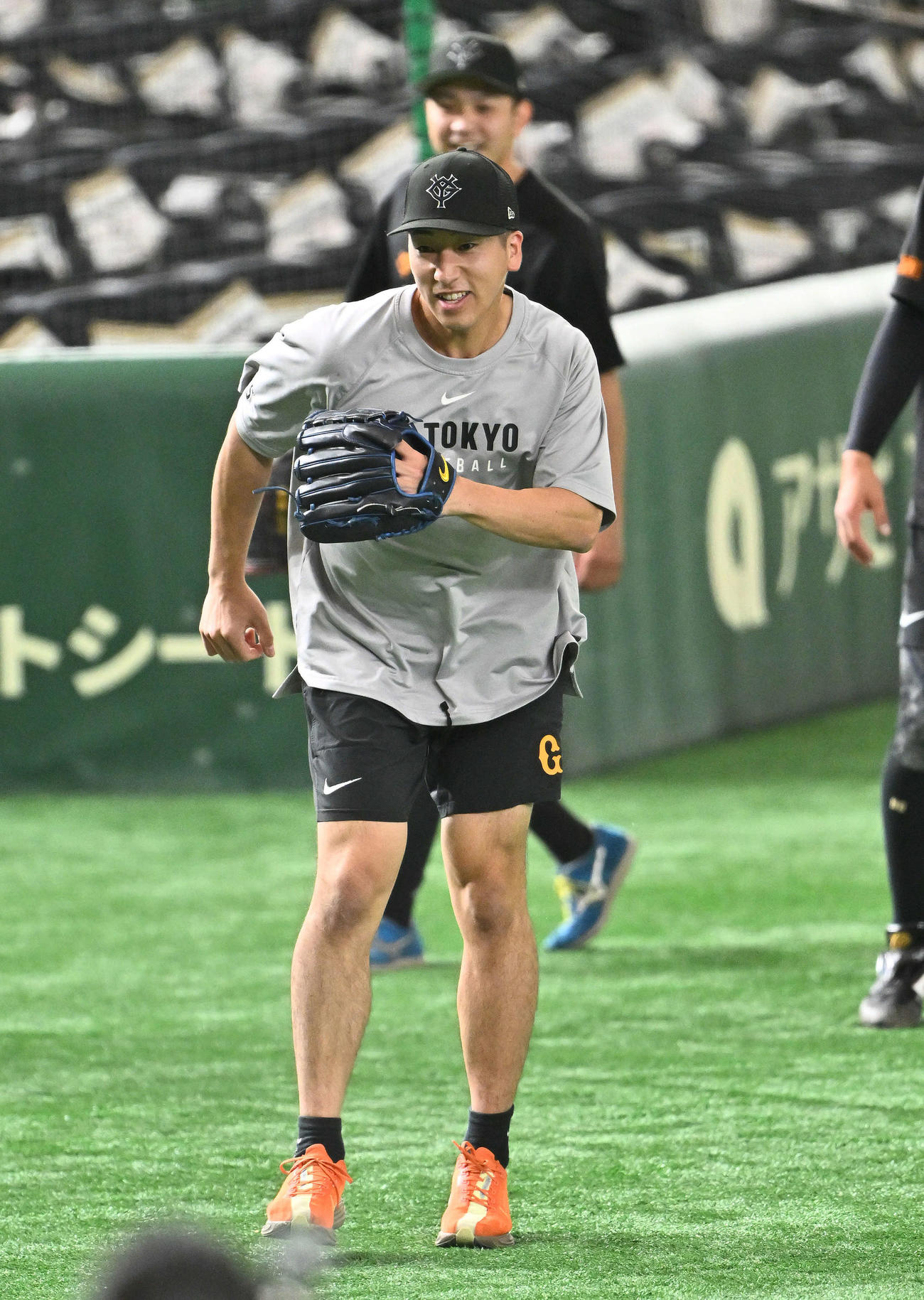 巨人対中日　試合前練習で調整する巨人大勢（手前）（撮影・滝沢徹郎）