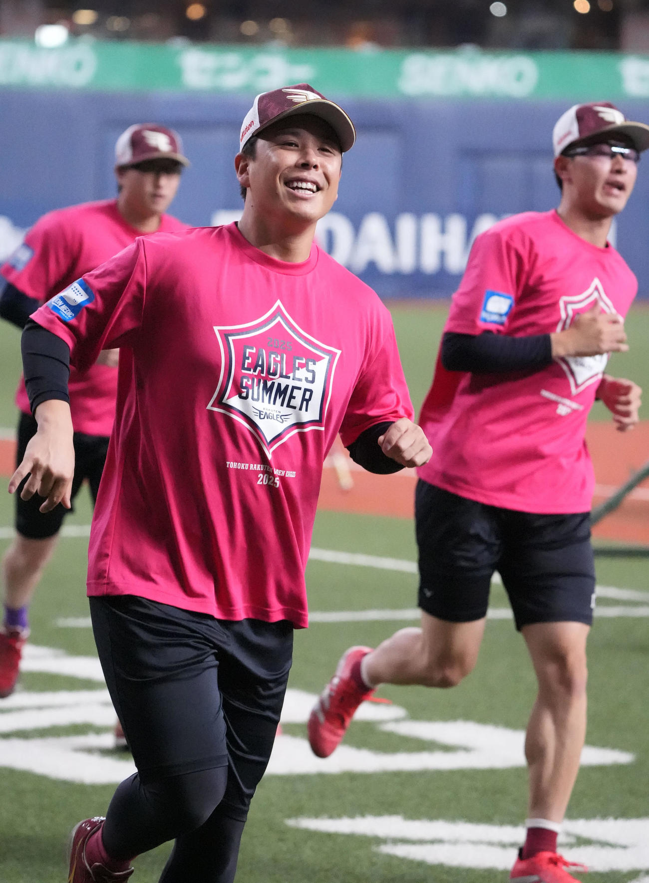 オリックス対楽天　試合前、楽天藤井（中央）は明るい表情でランニングをする（撮影・森本幸一）