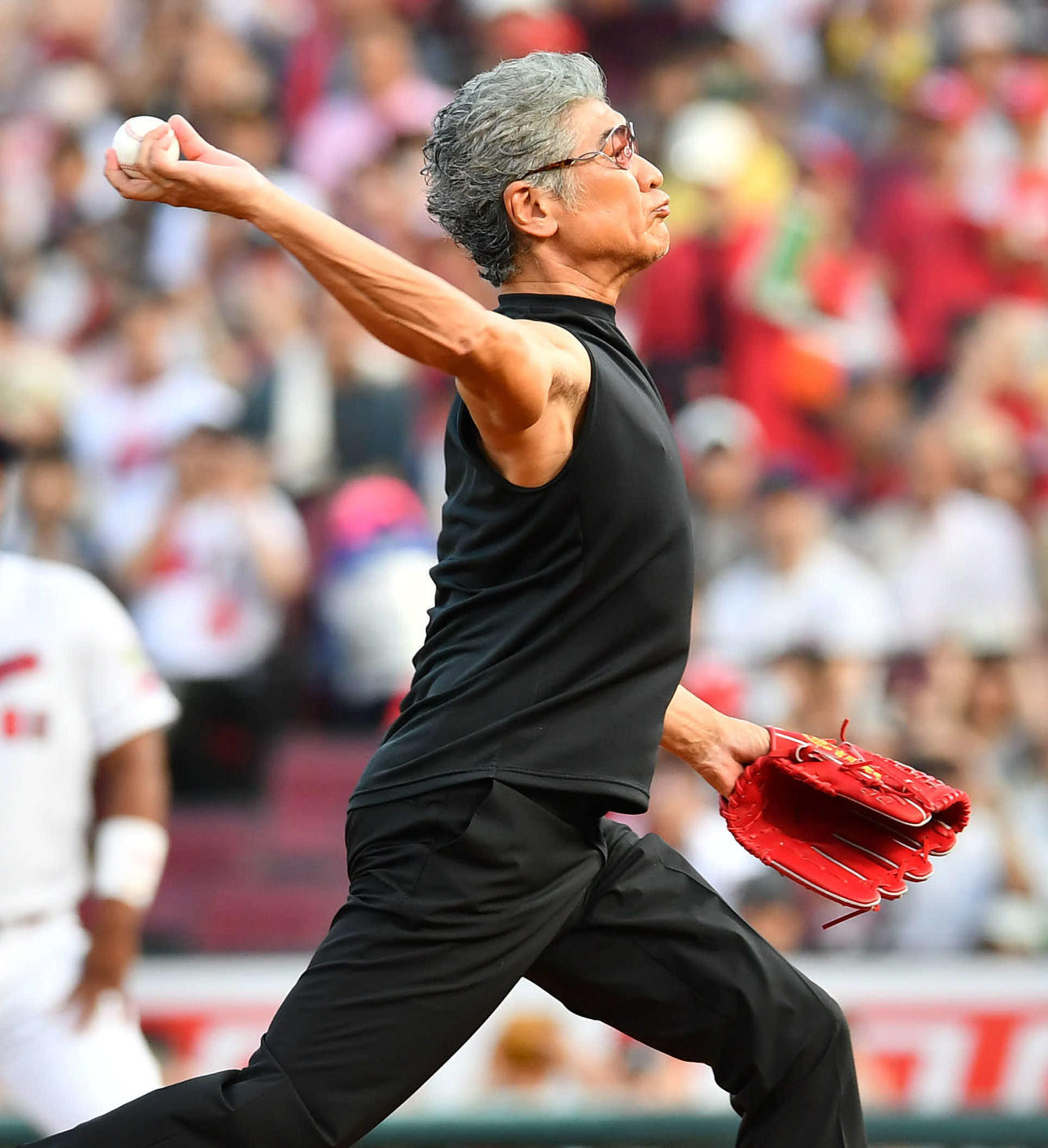 広島対阪神　始球式を務めた歌手の吉川晃司（撮影・岩下翔太）