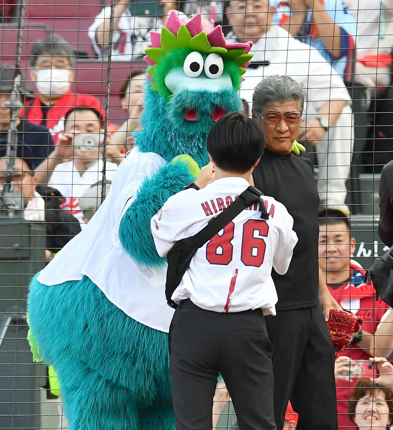 広島対阪神　試合前、スラィリー（左）と記念撮影する歌手の吉川晃司（撮影・岩下翔太）