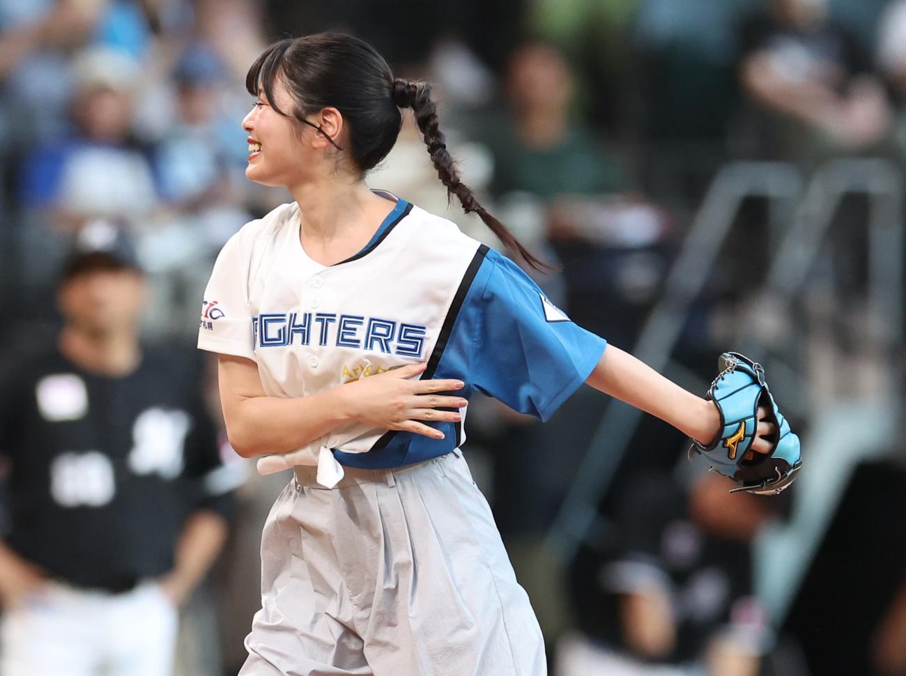 日本ハム対ロッテ　始球式を務めた滝谷美夢（撮影・黒川智章）