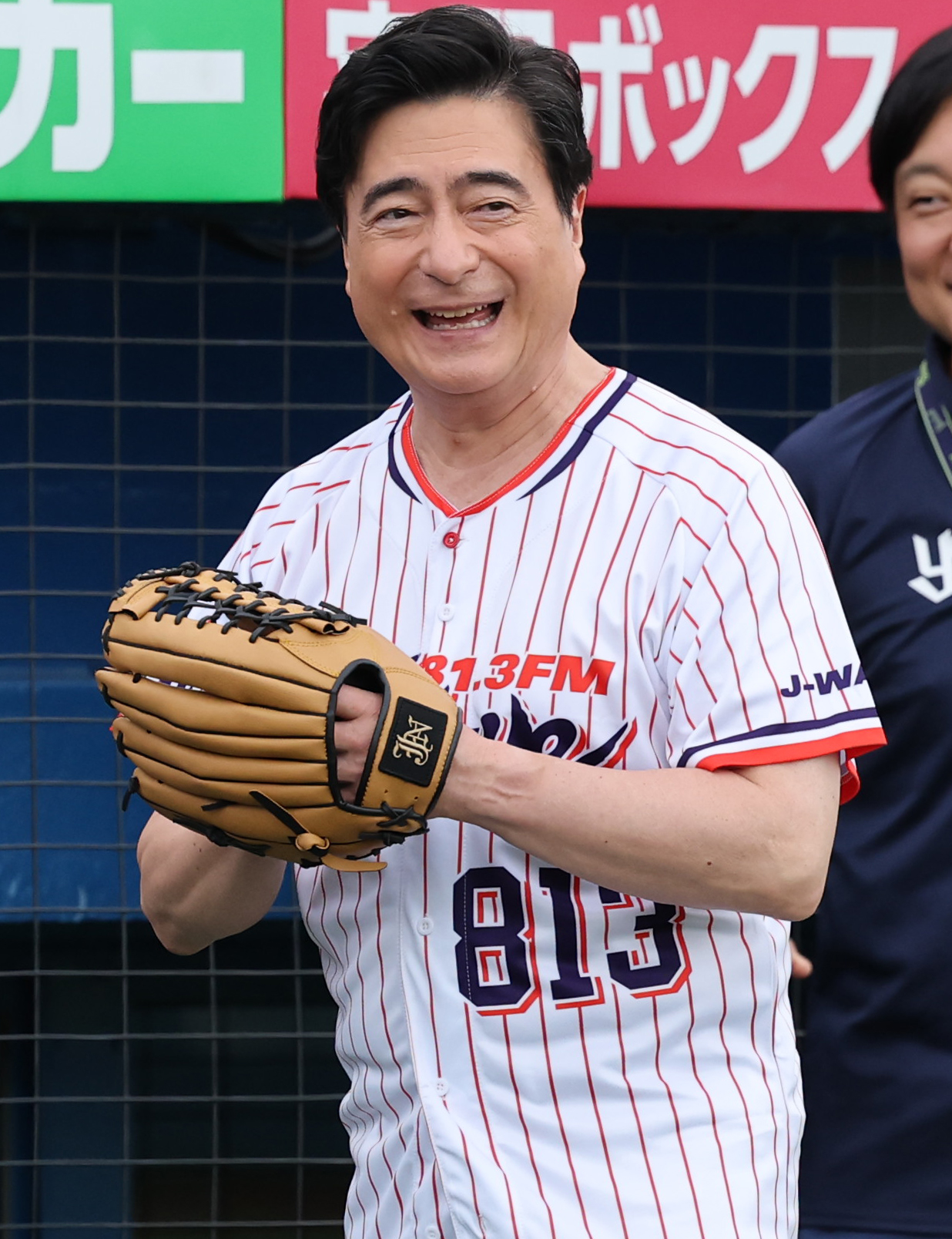 ヤクルト対DeNA　始球式の準備をするジョン・カビラ（撮影・野上伸悟）