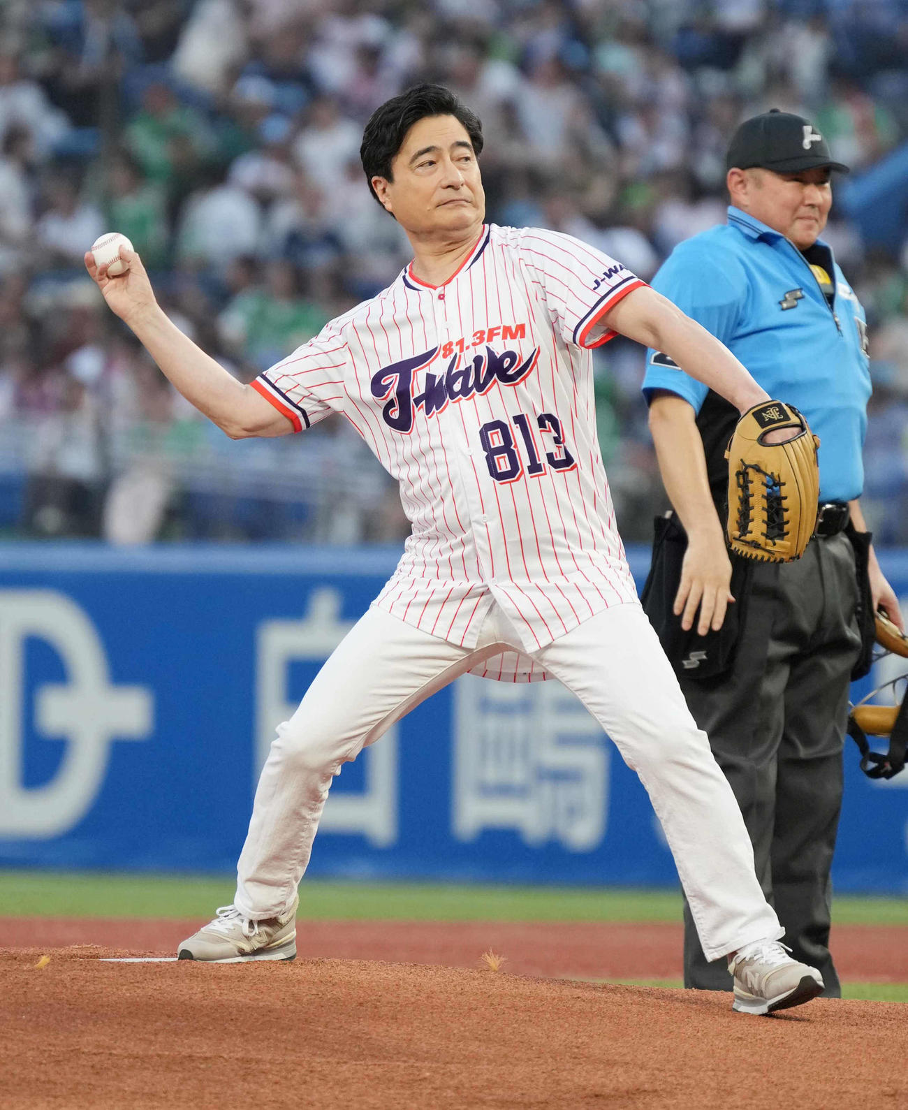 ヤクルト対DeNA　始球式に臨むジョン・カビラ（撮影・小沢裕）