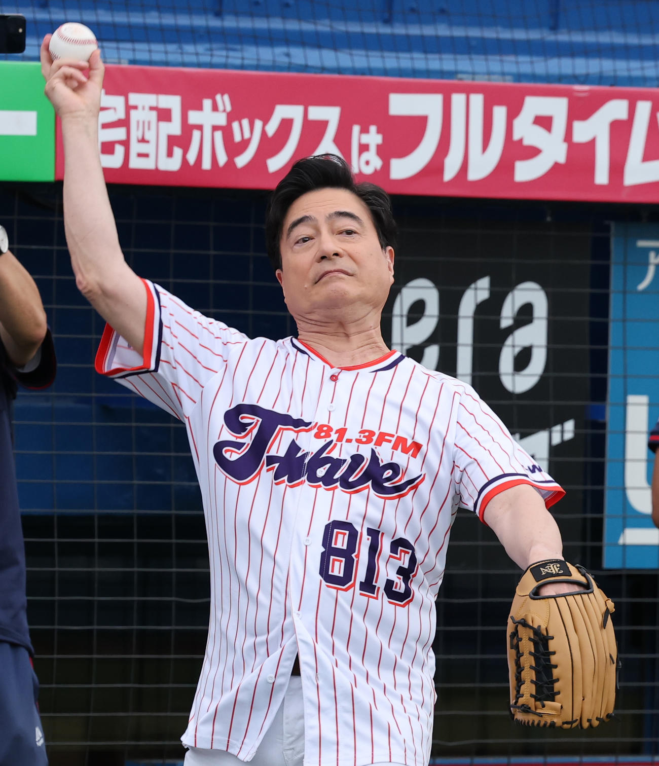 ヤクルト対DeNA　始球式の準備をするジョン・カビラ（撮影・野上伸悟）