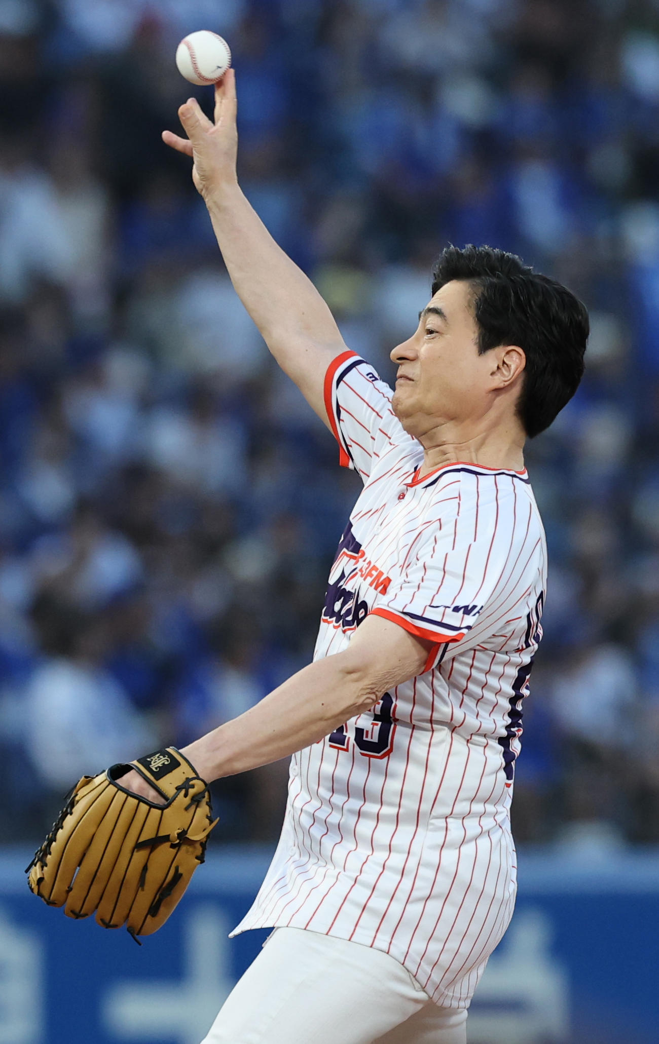ヤクルト対DeNA　始球式を行うジョン・カビラ（撮影・野上伸悟）