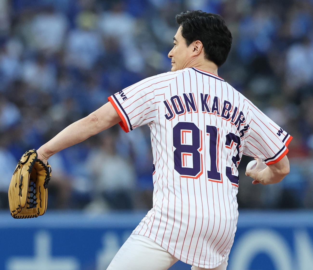 ヤクルト対DeNA　始球式を行うジョン・カビラ（撮影・野上伸悟）