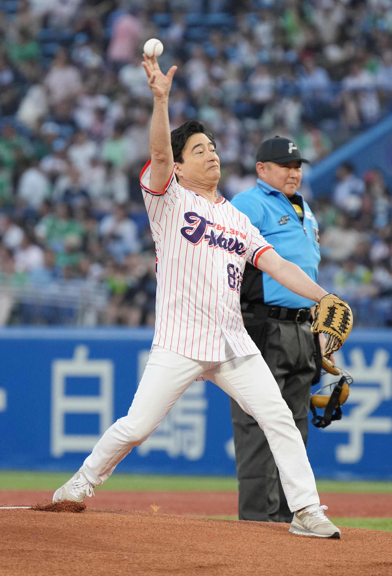 ヤクルト対DeNA　始球式に臨むジョン・カビラ（撮影・小沢裕）