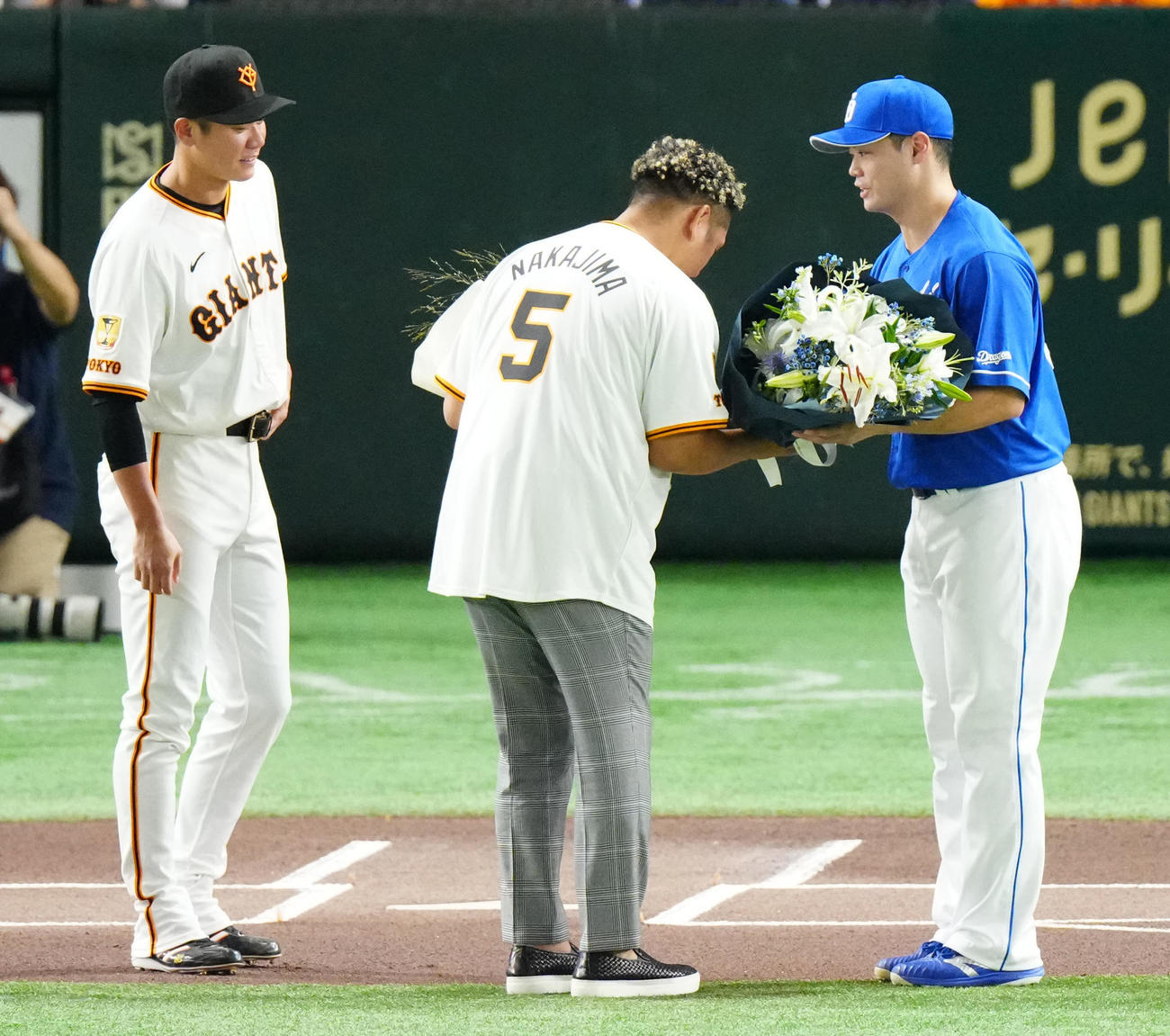 巨人対中日　試合前、引退セレモニーに臨む中島氏（中央）に花束を渡す中日細川。左は巨人坂本（撮影・江口和貴）
