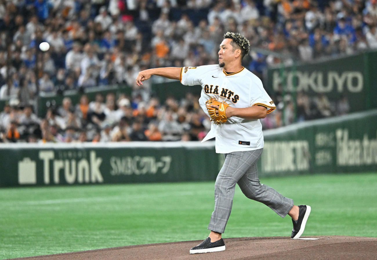 巨人対中日　試合前に行われた自身の引退セレモニーでファーストピッチをする中島氏（撮影・滝沢徹郎）