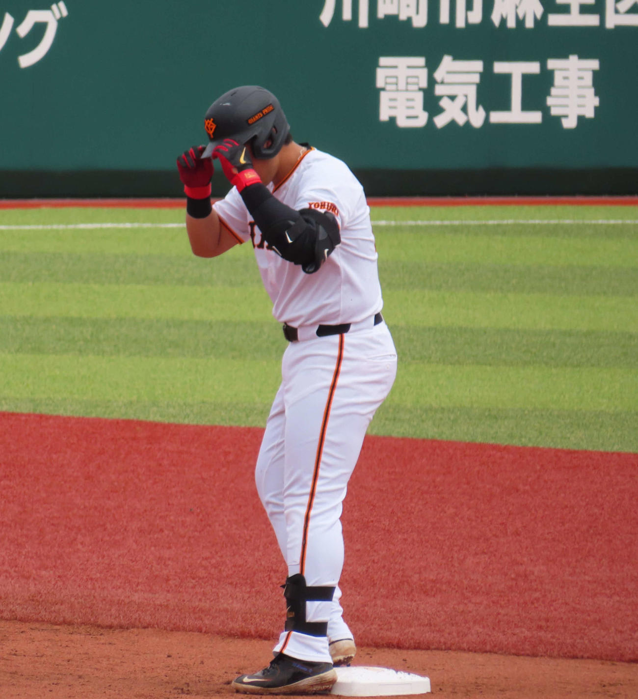 第1打席に左中間を破る二塁打を放つ巨人岡本（撮影・水谷京裕）