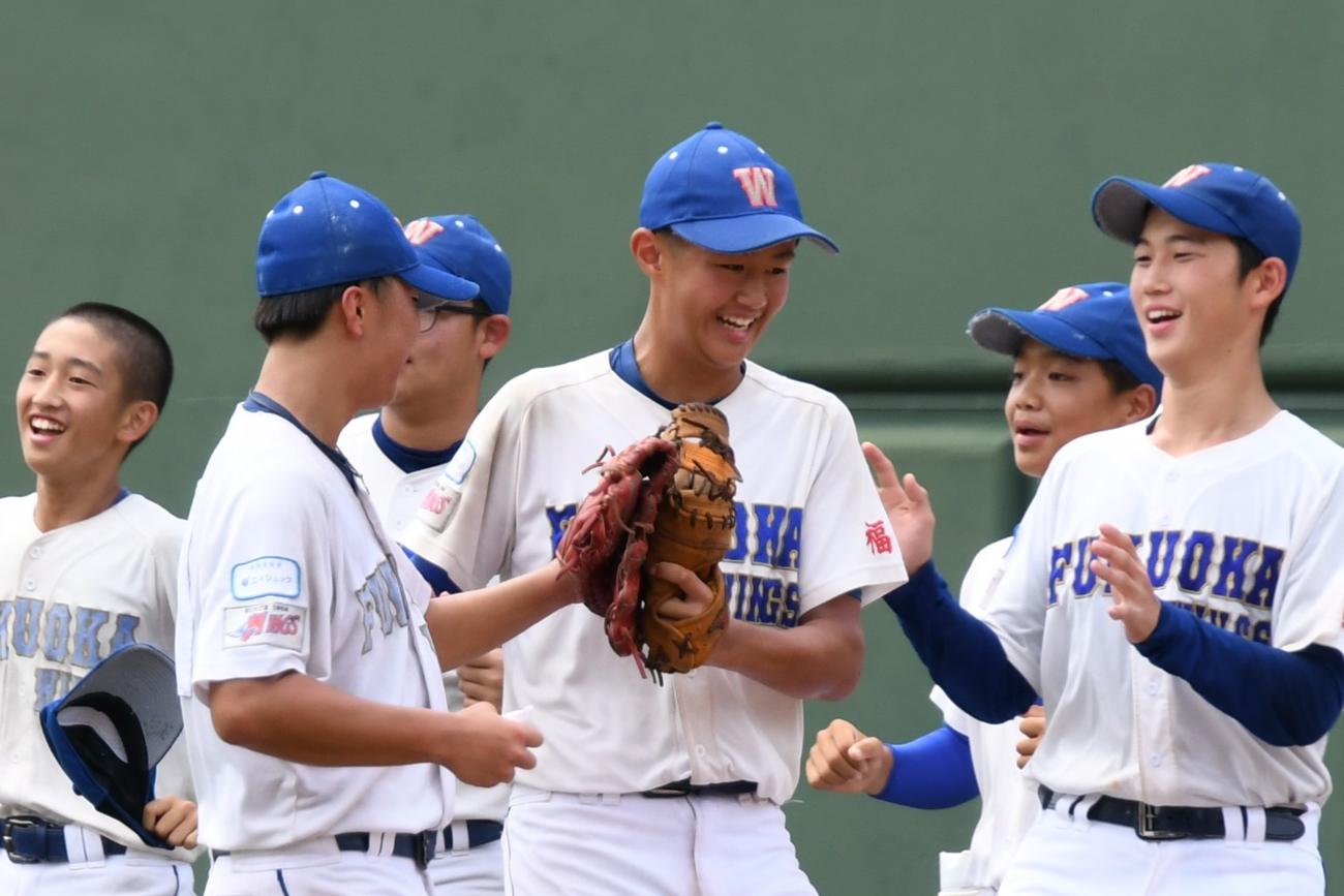 8強進出を決めた福岡ウイングスの三好（中央）らは笑顔で整列した（撮影・久我悟）