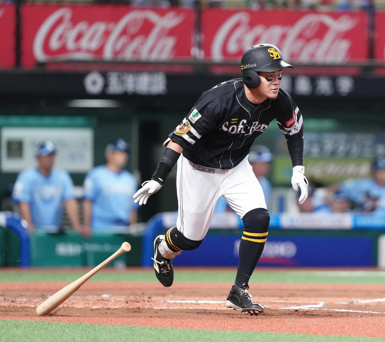西武対ソフトバンク　1回表ソフトバンク1死満塁、牧原大は右前適時打を放つ（撮影・足立雅史）
