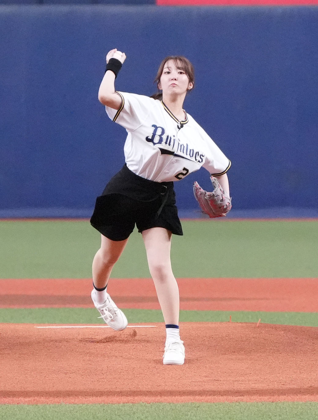 オリックス対楽天　試合前、セレモニアルピッチを行う咲方響（撮影・森本幸一）