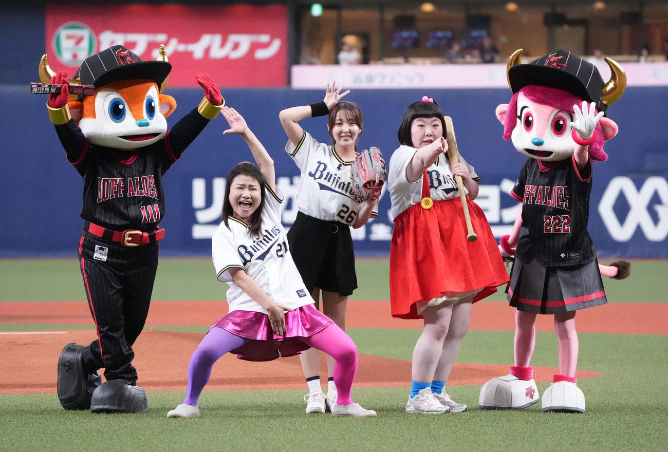 オリックス対楽天　試合前、セレモニアルピッチで会場を盛り上げる左からバファローブル、酒井藍、島田珠代、咲方響、バファローベル（撮影・森本幸一）