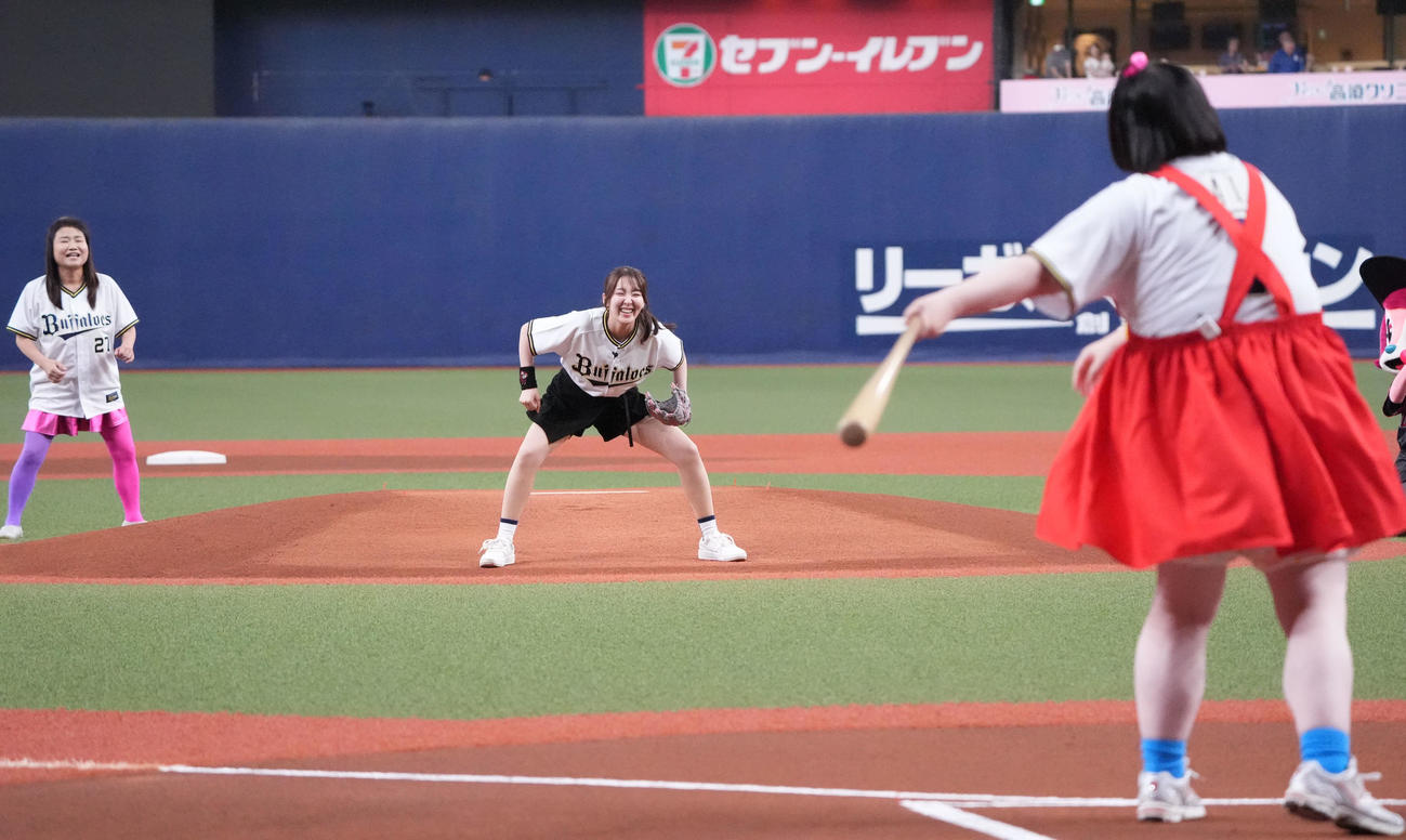 オリックス対楽天　試合前、セレモニアルピッチで会場を盛り上げる左から島田珠代、咲方響、酒井藍（撮影・森本幸一）