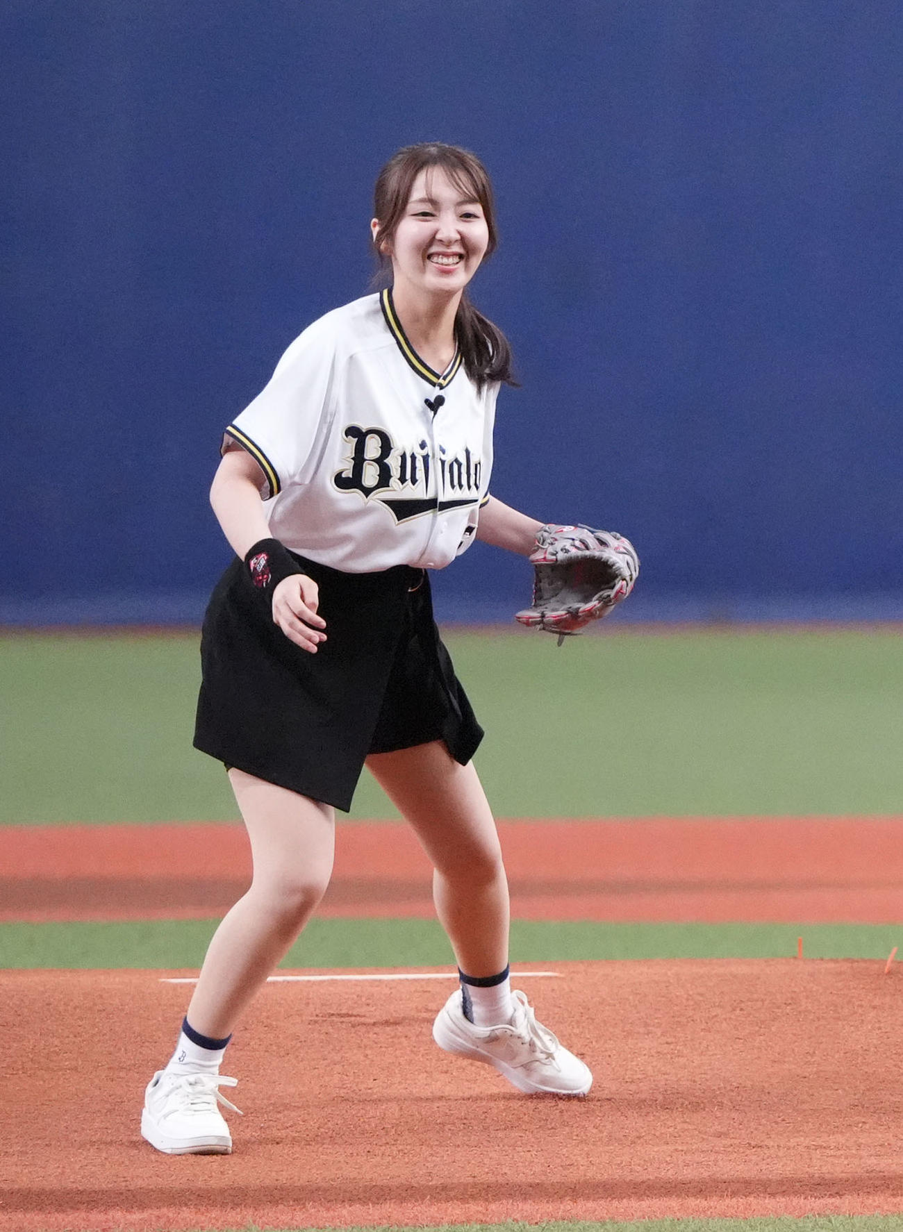 オリックス対楽天　試合前、セレモニアルピッチを行う咲方響（撮影・森本幸一）