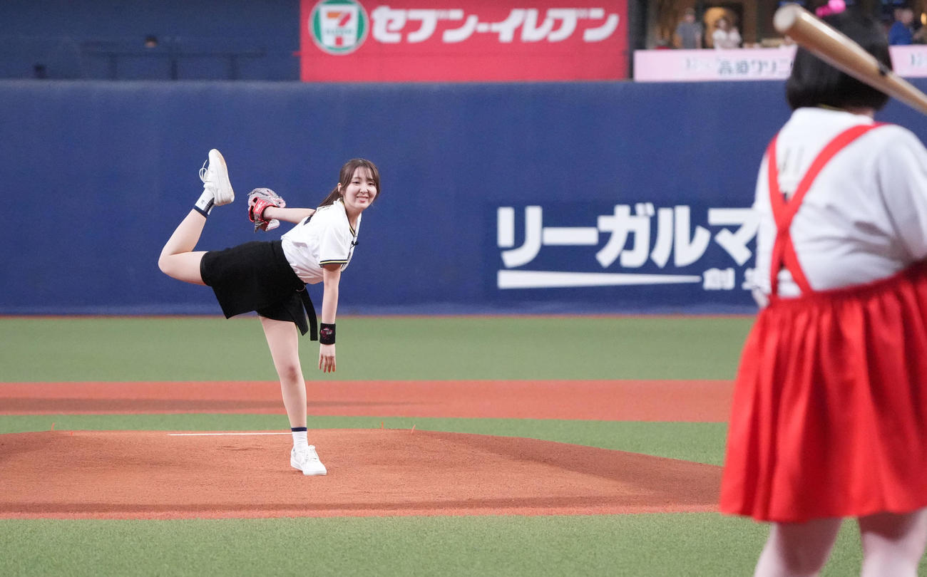 オリックス対楽天　試合前、セレモニアルピッチで会場を盛り上げる左か咲方響、酒井藍（撮影・森本幸一）