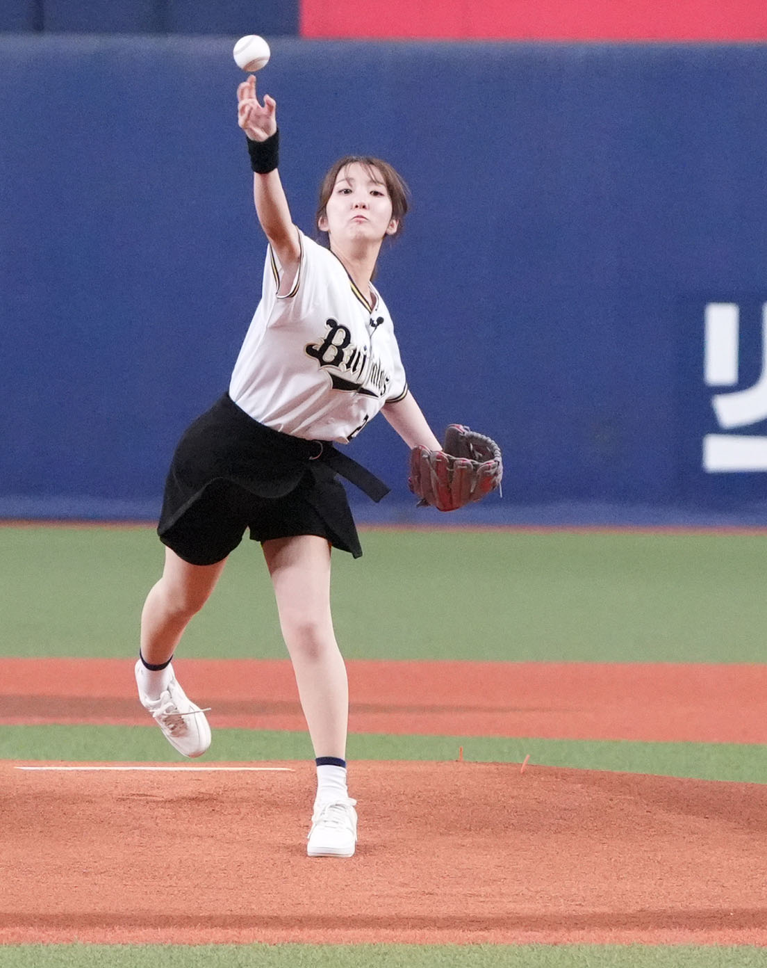 オリックス対楽天　試合前、セレモニアルピッチを行う咲方響（撮影・森本幸一）