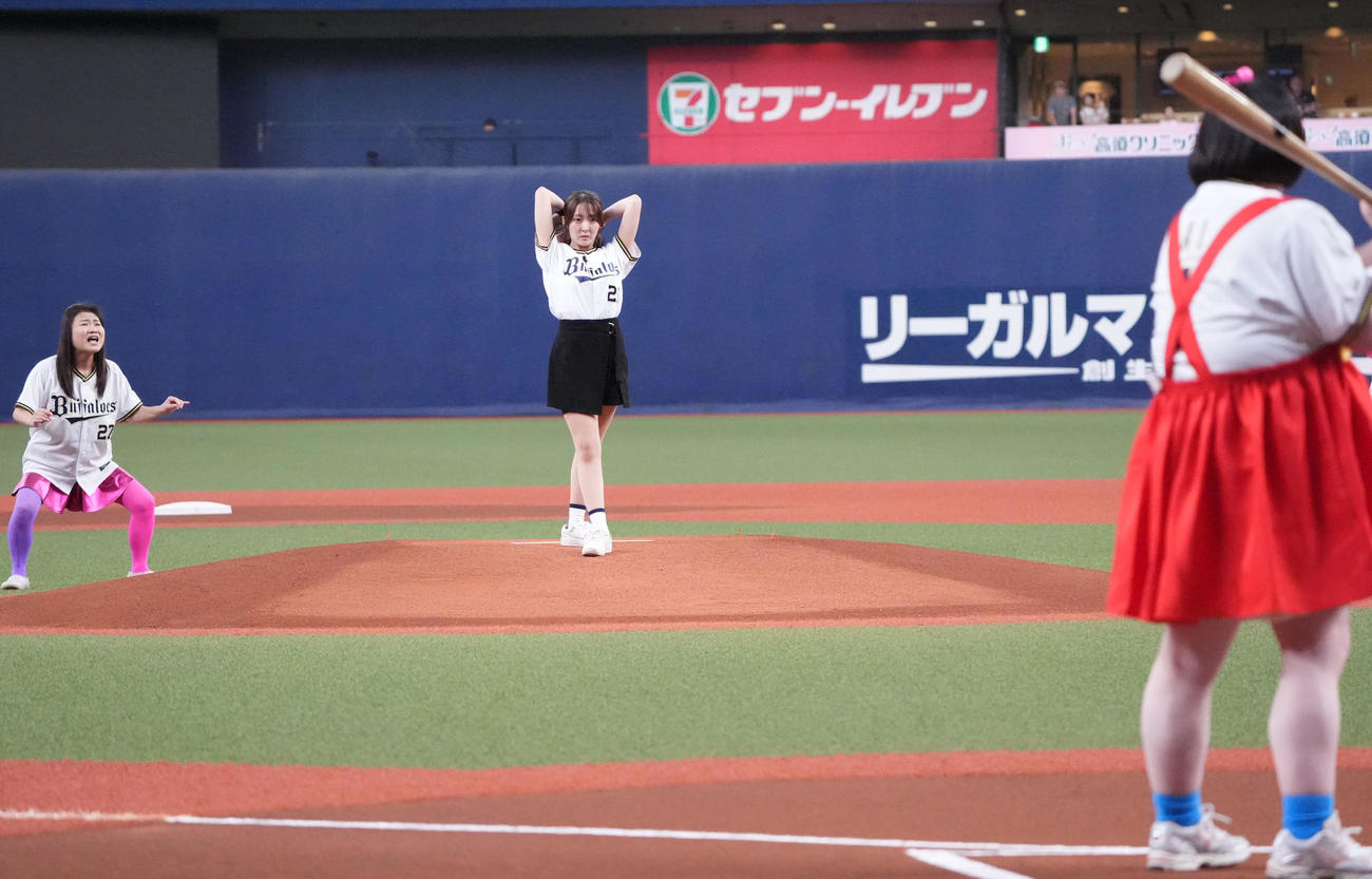 オリックス対楽天　試合前、セレモニアルピッチで会場を盛り上げる左から島田珠代、咲方響、酒井藍（撮影・森本幸一）