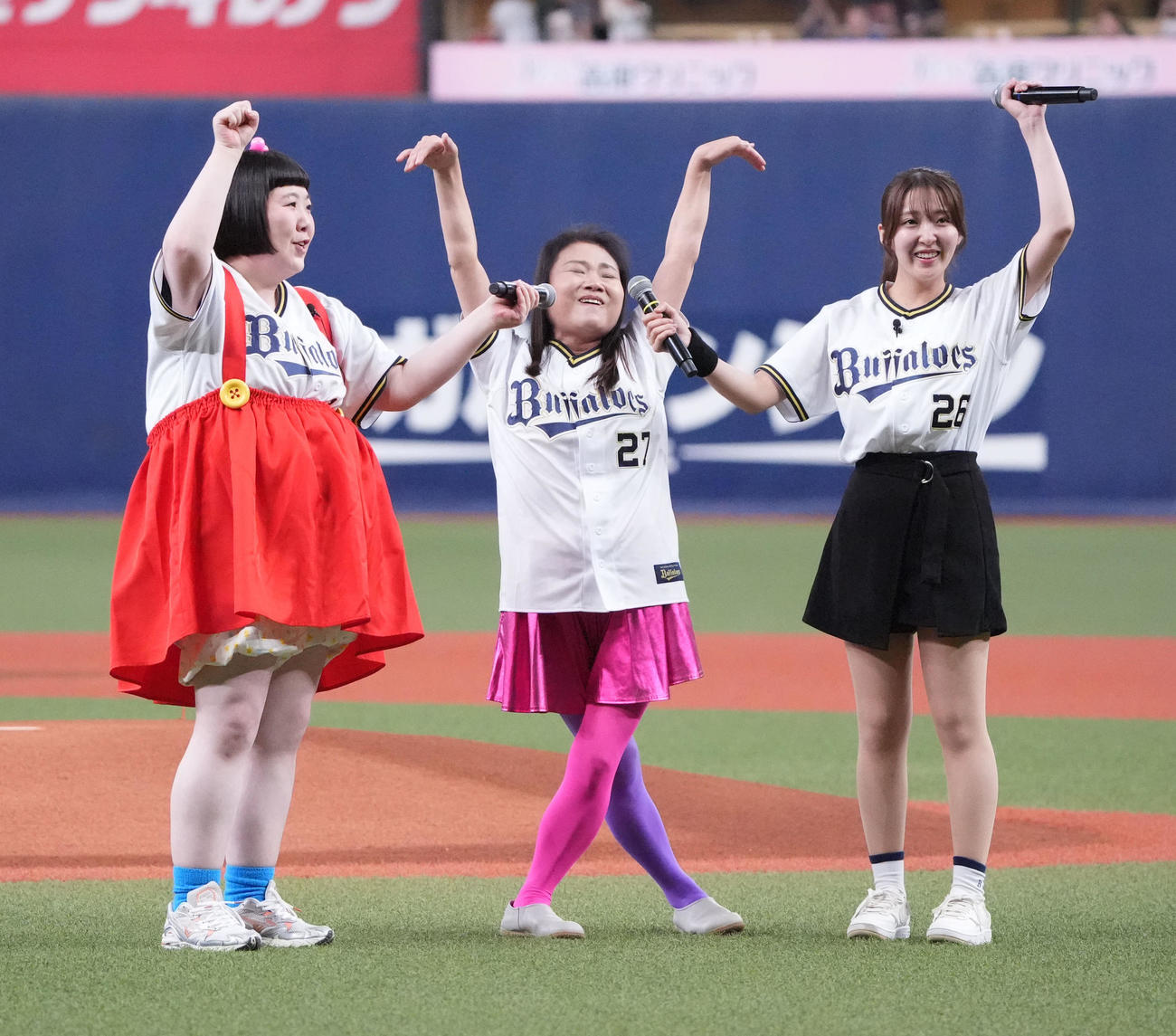 オリックス対楽天　試合前、セレモニアルピッチで会場を盛り上げる左から酒井藍、島田珠代、咲方響（撮影・森本幸一）