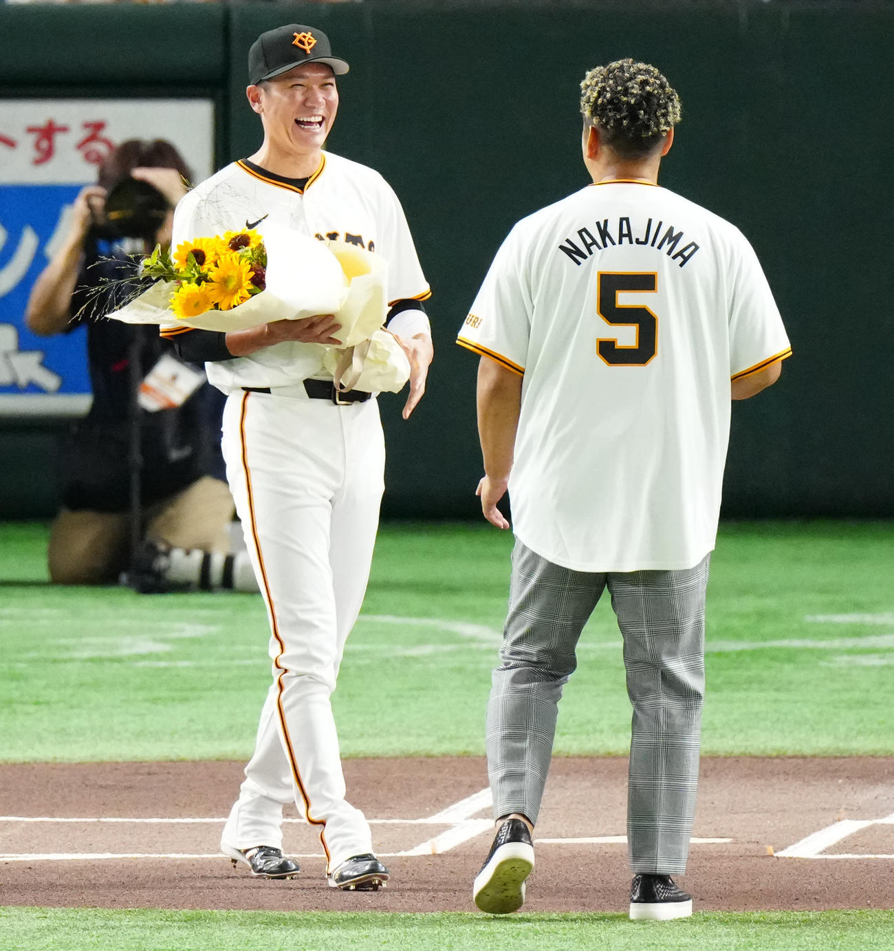 巨人対中日　試合前、引退セレモニーに臨む中島氏（右）への花束を手に笑顔を見せる巨人坂本（撮影・江口和貴）