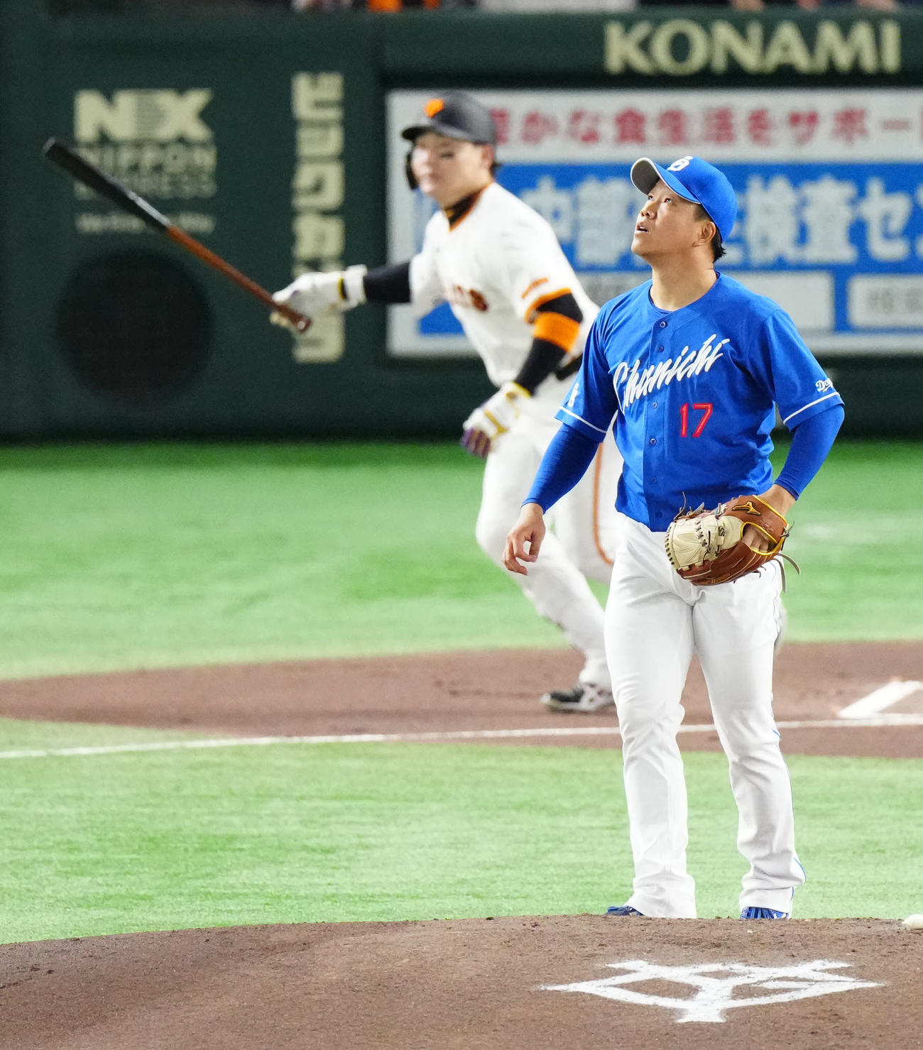 巨人対中日　1回裏巨人無死、丸（後方）に先頭打者本塁打を浴びる柳（撮影・江口和貴）