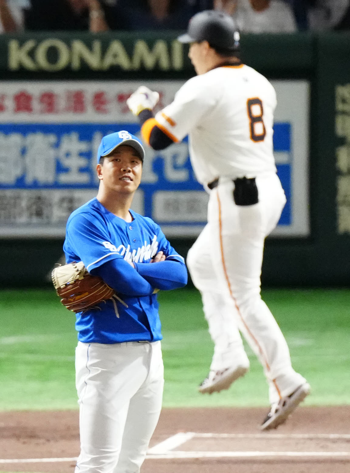 巨人対中日　1回裏巨人無死、丸（後方）に先頭打者本塁打を浴びる柳（撮影・江口和貴）