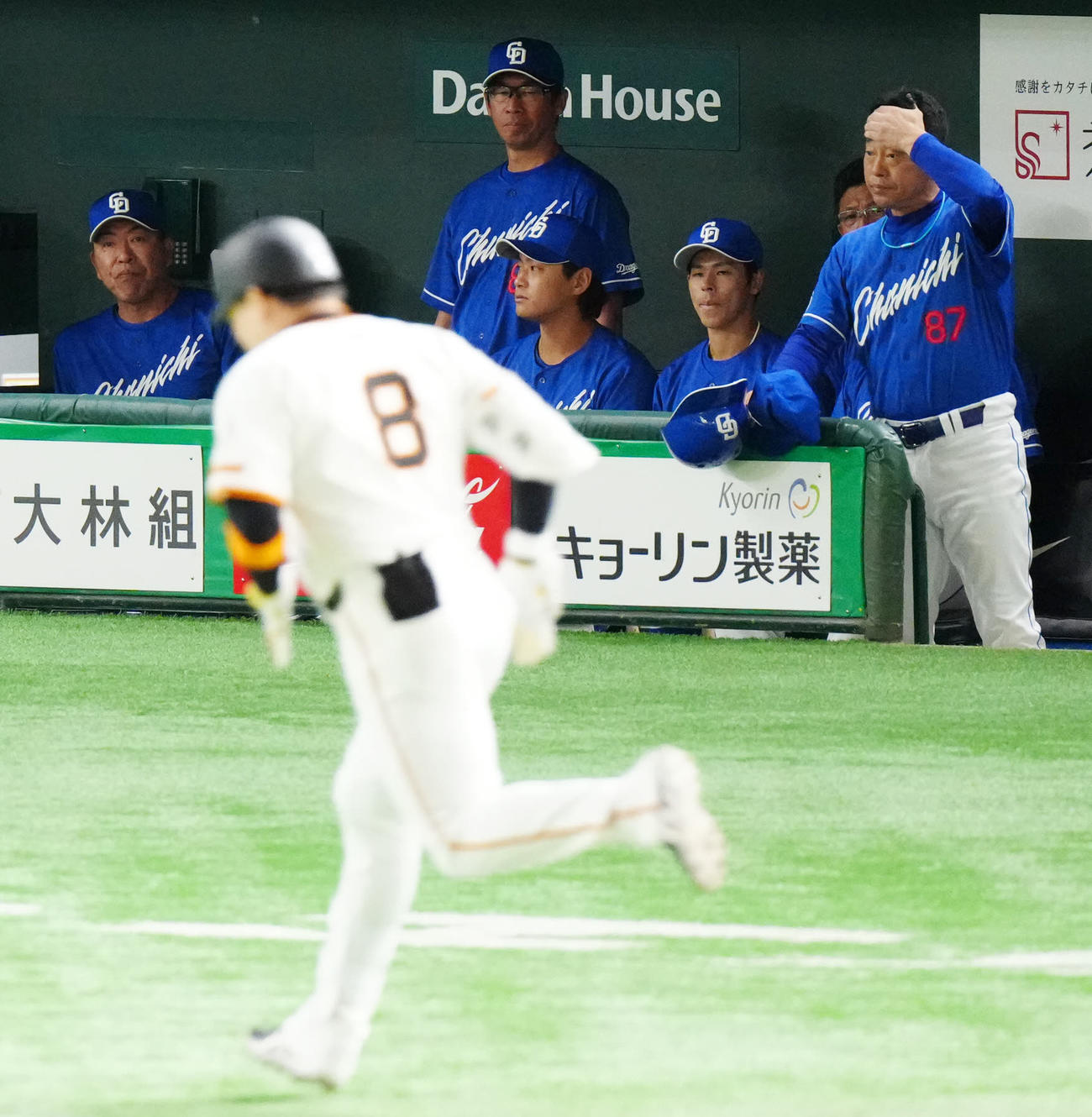 巨人対中日　1回裏巨人無死、柳が丸（手前）に先頭打者本塁打を浴び、ベンチで厳しい表情の井上監督（左端）（撮影・江口和貴）