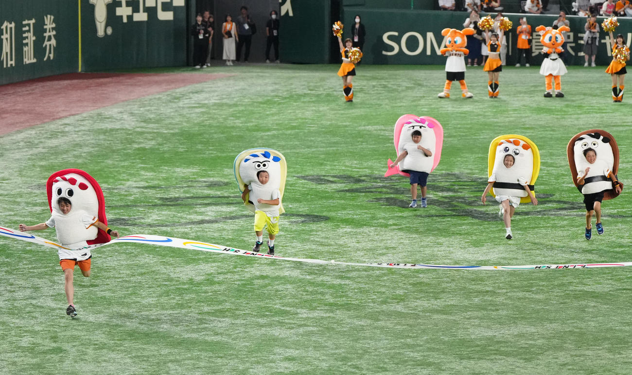 巨人対中日　3回裏終了後の「すしレース」はマグロ（左端）が制する（撮影・江口和貴）