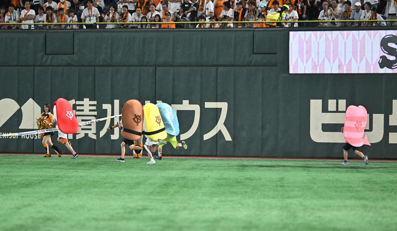 巨人対中日　寿司レースはマグロが勝利（撮影・滝沢徹郎）