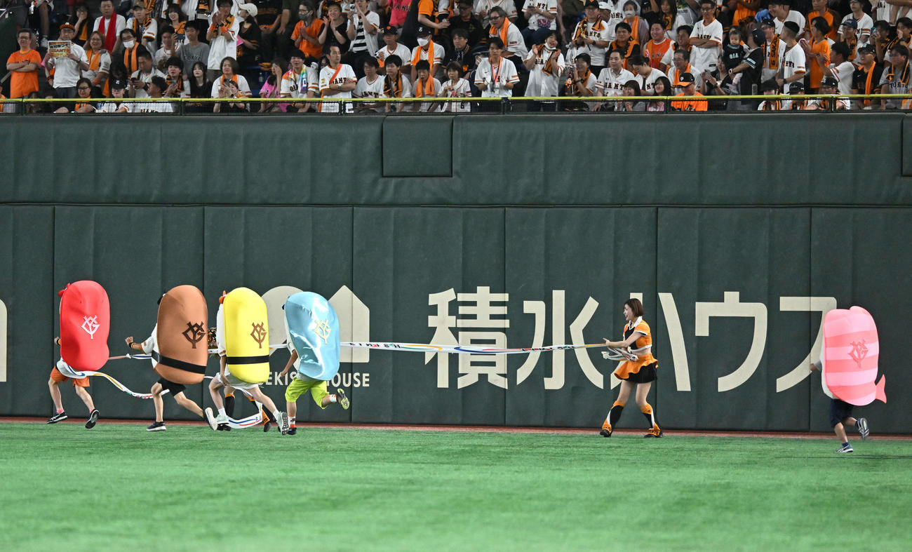 巨人対中日　寿司レースはマグロが勝利（撮影・滝沢徹郎）