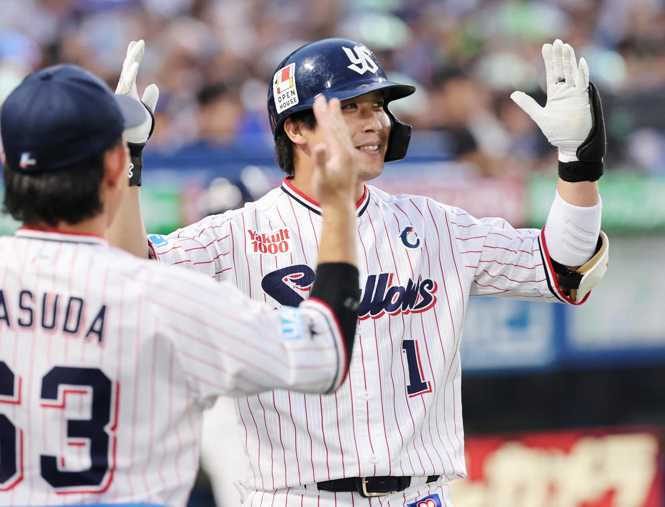 ヤクルト対DeNA 2回裏ヤクルト無死、左越え先制本塁打を放ち喜ぶ山田（撮影・野上伸悟）