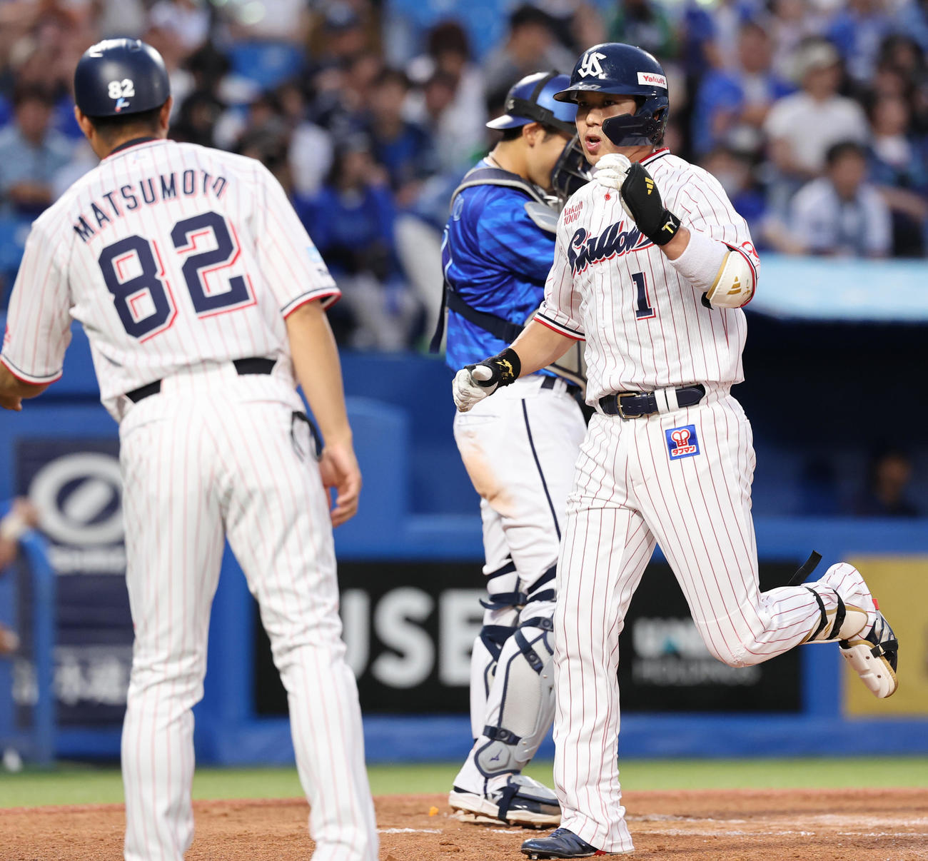 ヤクルト対DeNA 2回裏ヤクルト無死、左越え先制本塁打を放ち喜ぶ山田（撮影・野上伸悟）