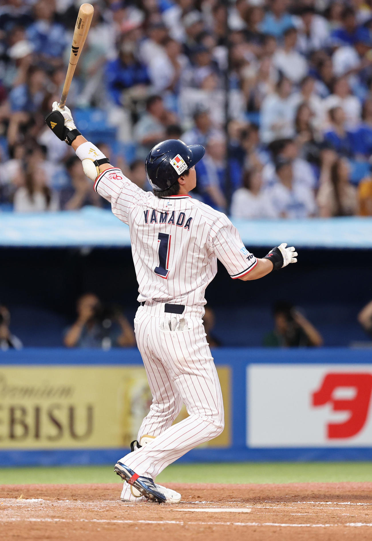 ヤクルト対DeNA 2回裏ヤクルト無死、左越え先制本塁打を放つ山田（撮影・野上伸悟）