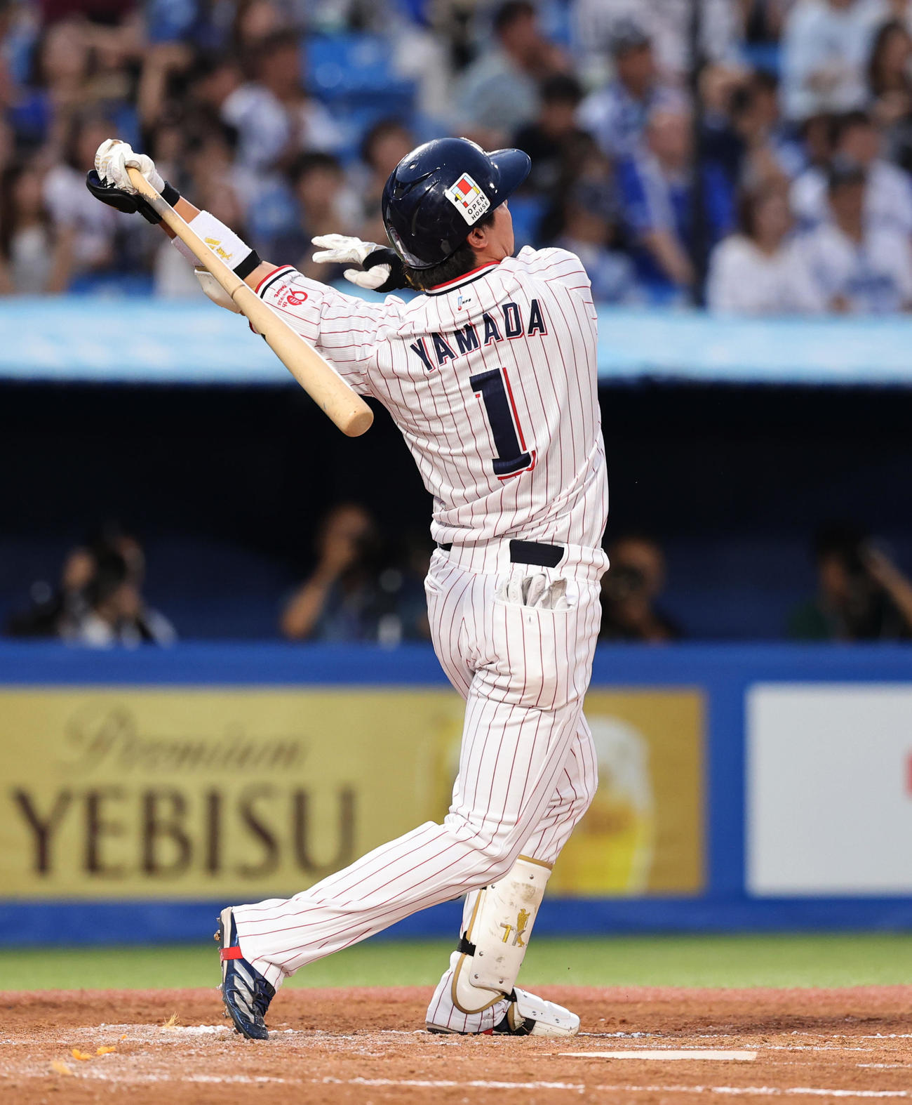 ヤクルト対DeNA 2回裏ヤクルト無死、左越え先制本塁打を放つ山田（撮影・野上伸悟）