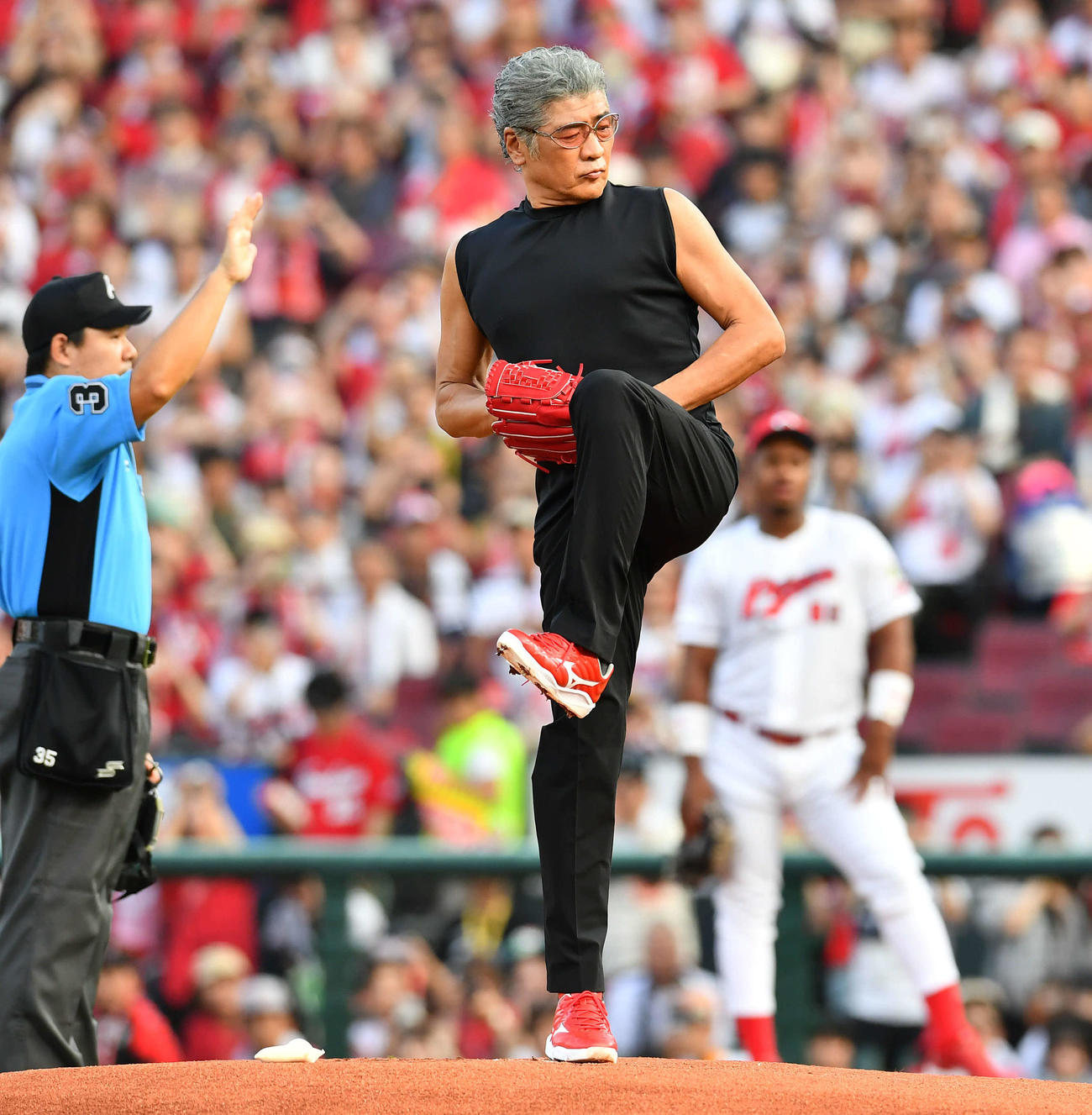 広島対阪神　始球式を務めた歌手の吉川晃司（撮影・岩下翔太）
