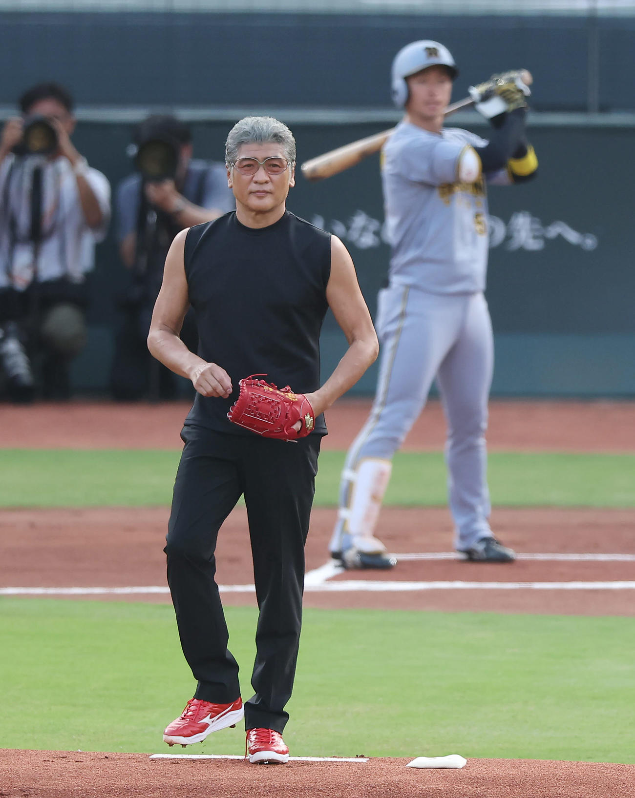 広島対阪神　始球式を務める吉川晃司（撮影・前田充）