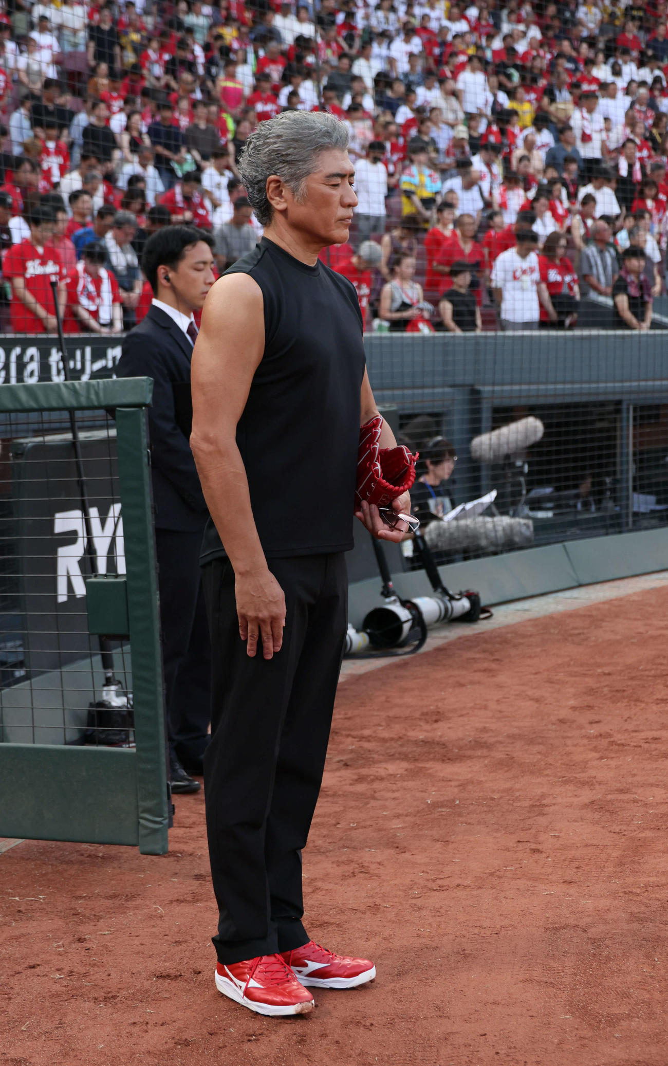 広島対阪神　黙祷する吉川晃司（撮影・加藤孝規）